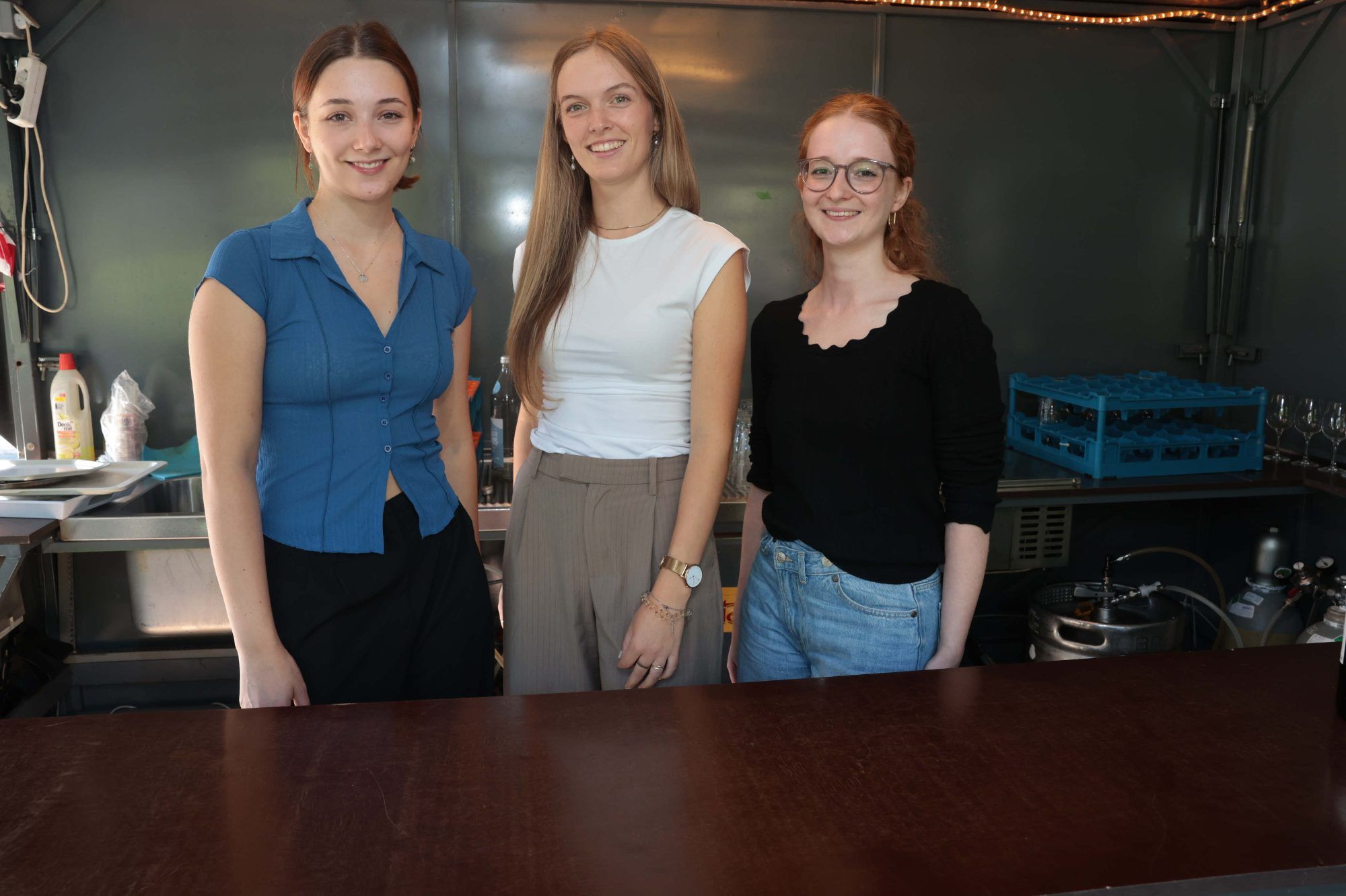 Amrei Pfleger, Johanna Lercher und Lena Pfleger halfen am Getränkestand.
