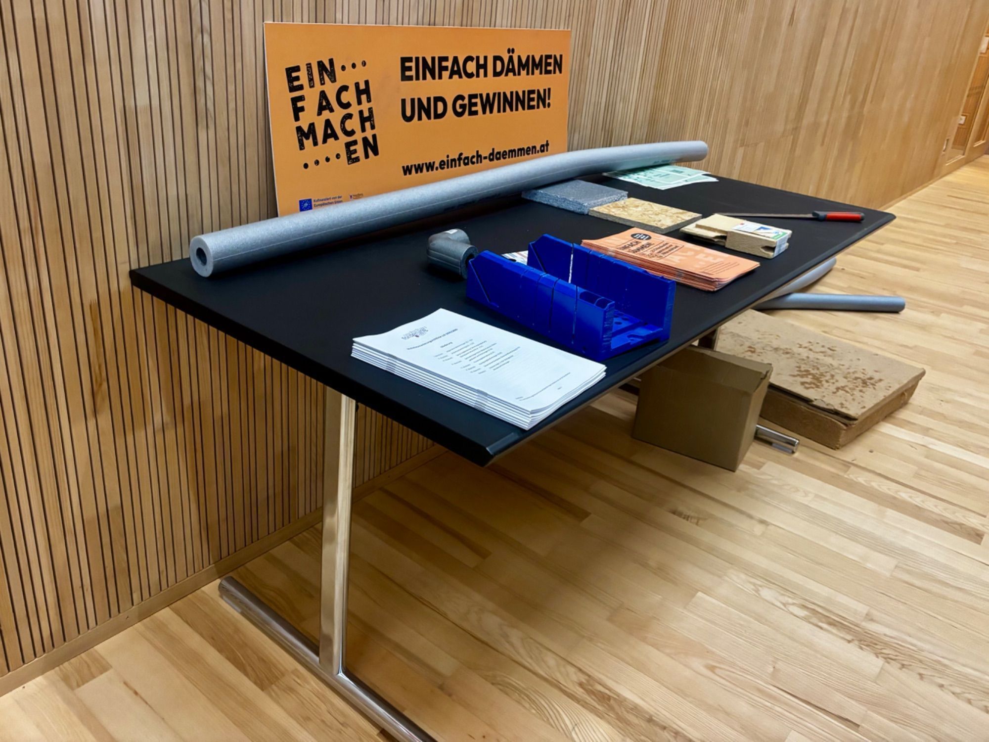 Die Organisatoren hatten Informationen und Materialien zum Dämmen mitgebracht.