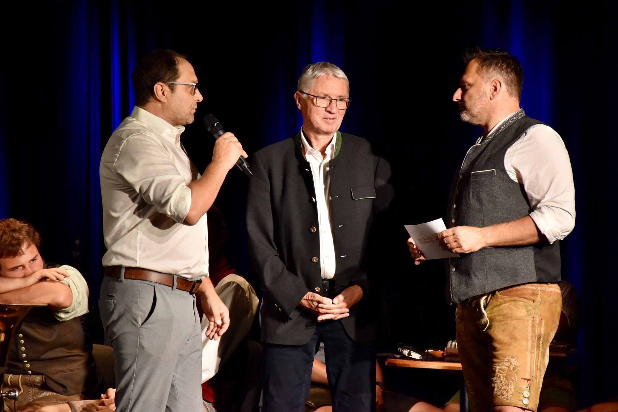 Bgm. Jürgen Haller (Schruns), Markus Felbermayer (Montafoner Resonanzen) und Moderator Markus Barthold auf der Bühne der Kulturbühne in Schruns.