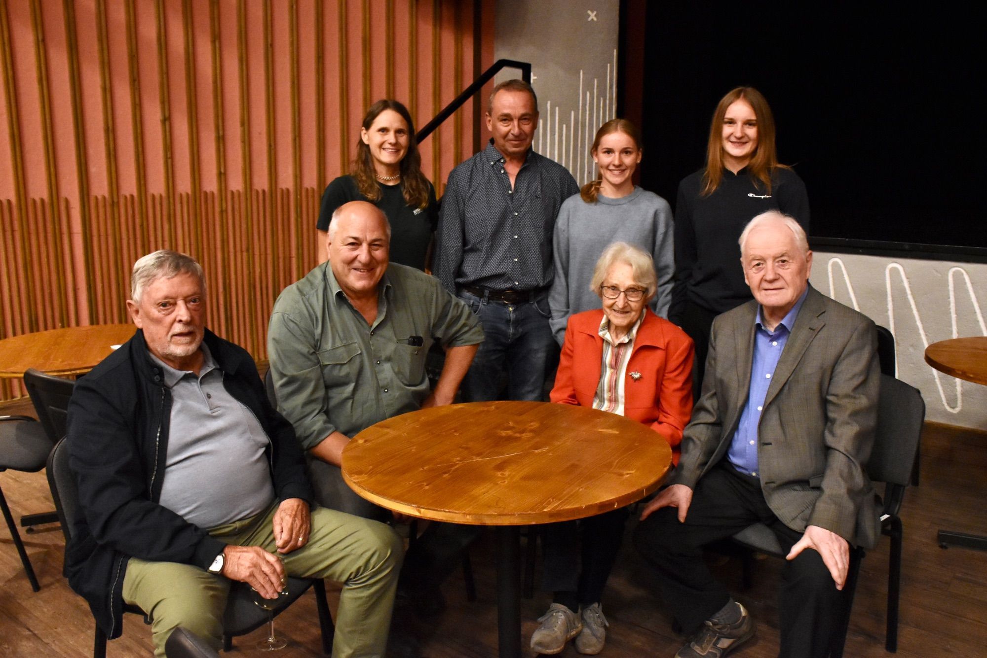 Der ehemalige Montafoner Standesrepräsentant Rudolf Lerch, der frühere Stand-Montafon-Forstbetriebsleiter Hubert Malin, Helga und Manfred Dünser mit der musikalischen Familie Ackerl aus Hittisau im Hintergrund.