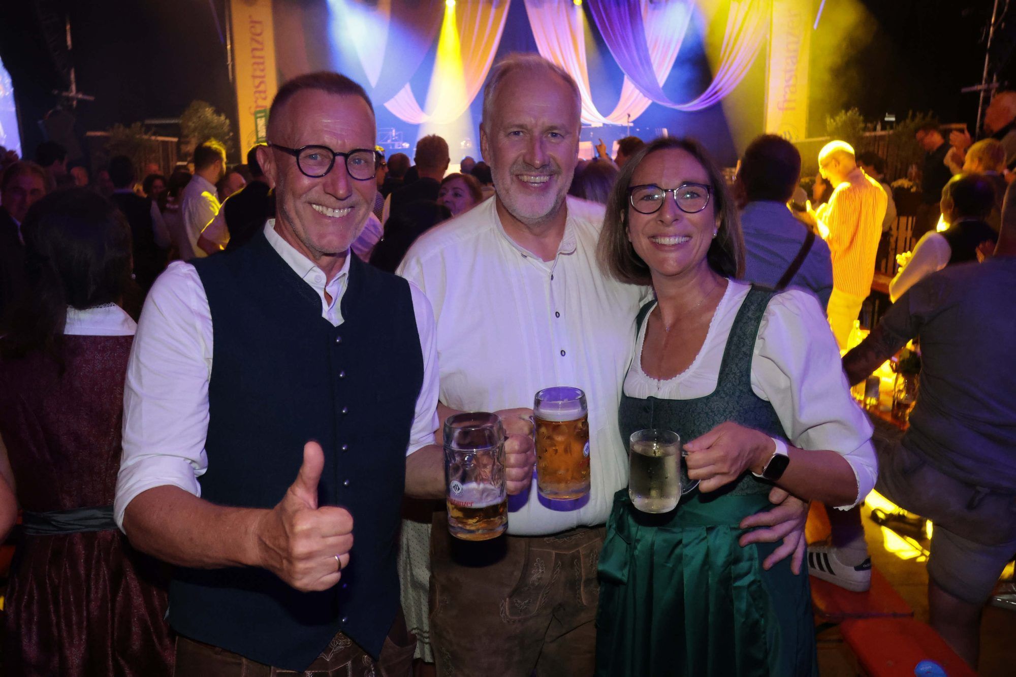 Filialleiter Markus Pedot und Landes-Vorstand Thomas Nussbaumer (beide Raiba) mit Caroline Binder (Marktgemeidne Frastanz).