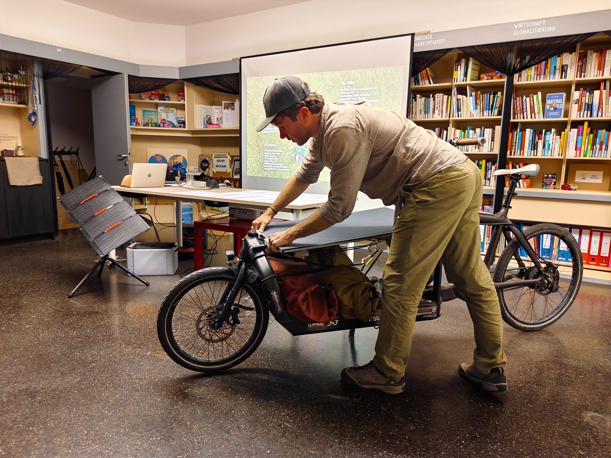 Fridolin Schuster gewährte Einblick in sein elektrisch unterstütztes Lastenrad mit Solarmodul.