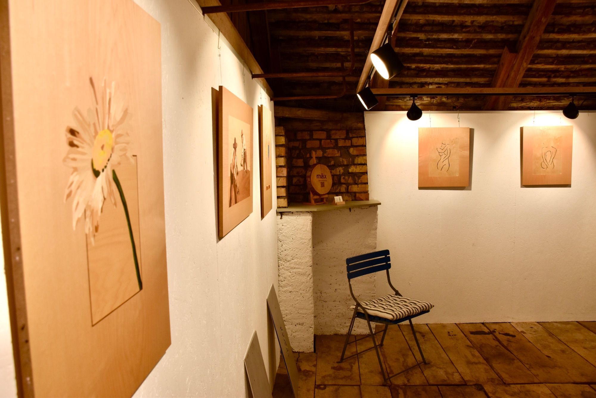 Gut beschildert war das Offene Sommeratelier im Betriebsgebiet Hängender Stein 4 in Ludesch. Die kleine Kunstoase lud zum Verweilen ein. Helmut Obexer schaute Markus Khüny interessiert über die Schultern. Daniel und Tiffany holten im Sommeratelier die beim Künstler in Auftrag gegebene Intarsienarbeit mit dem Wappen ihrer Familie - zufälligerweise auch Khüny - ab.