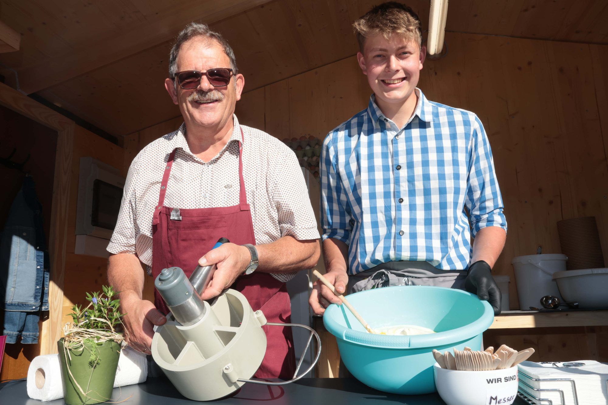 Raimund bereuter und Josef Peter Stöckler vom Felsenhof in Sulzberg mit Knöpfleteig und -maschine.