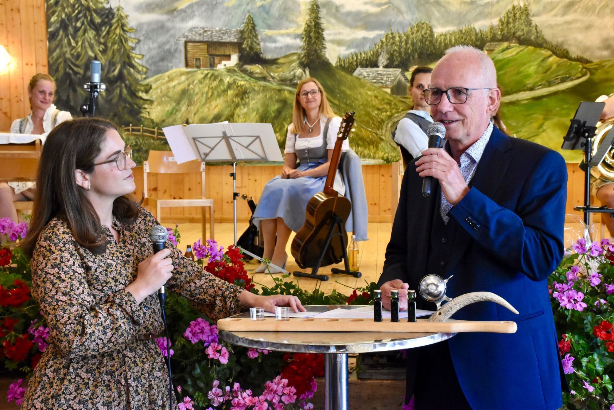 Magdalena Pfefferkorn ist stolz auf ihre Eltern - hier ist sie mit ihrem Vater, dem Chorleiter Johannes Pfefferkorn im Interview zum Jubiläum.
