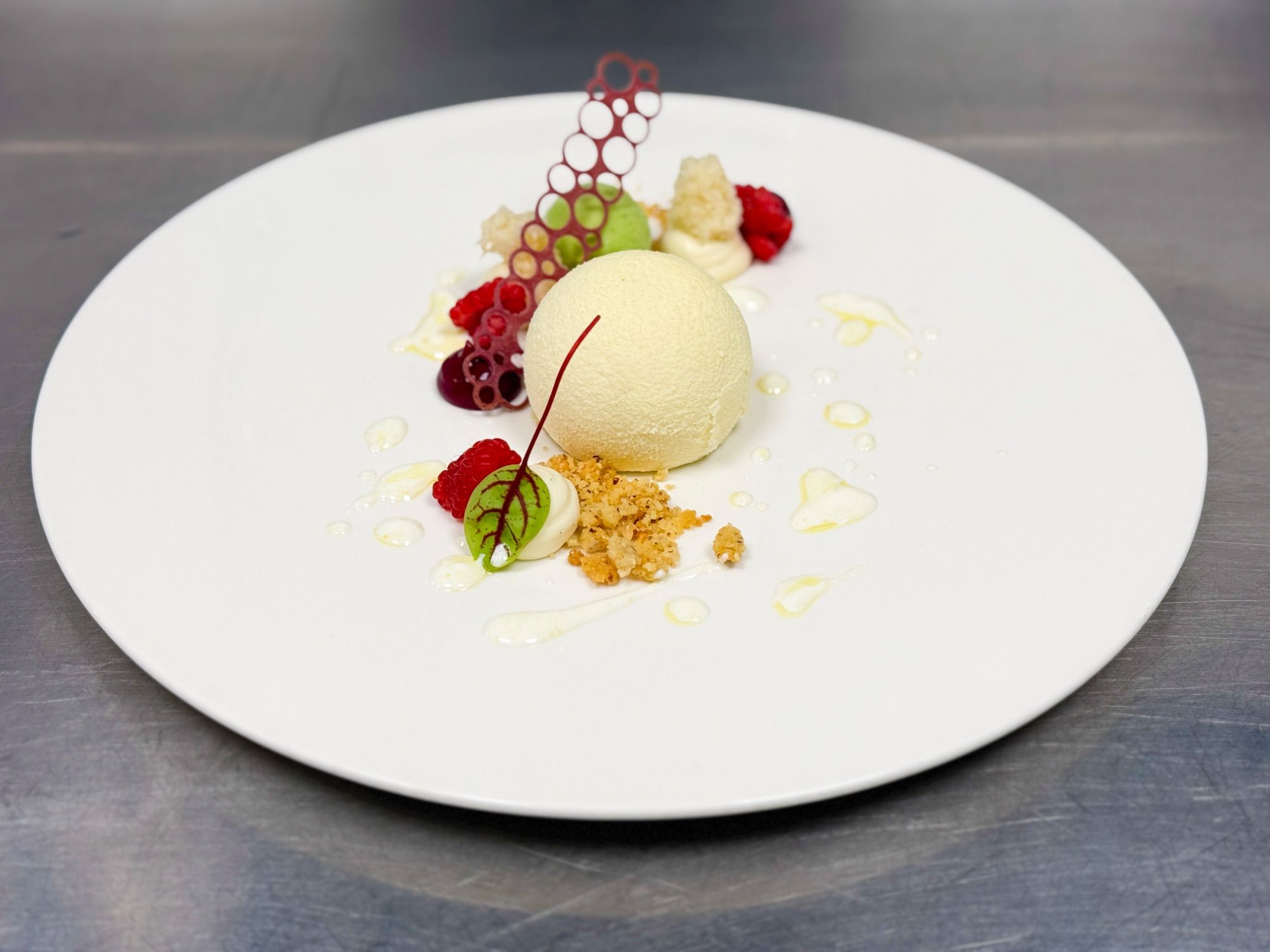 Dessert von Bauernjoghurt und weiße Schokolade mit Himbeeren, Mandel und Basilikumsorbet als krönender Abschluß von Stefan Lenz und Team