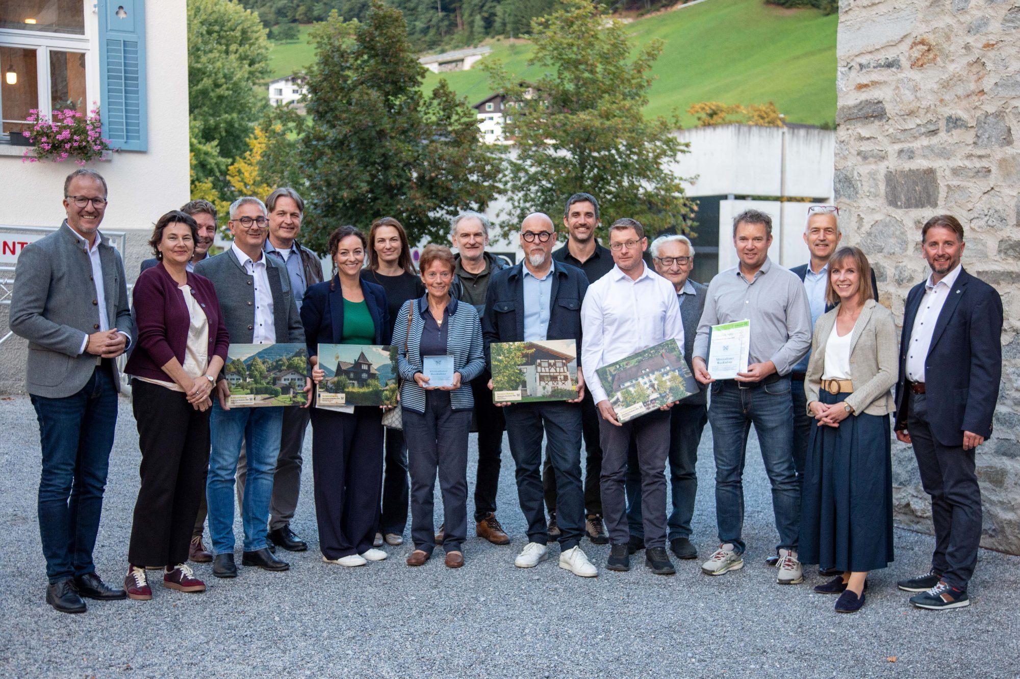 Bei einem Festakt in der Alpin Sport Zentrale in Schruns wurden die Eigentümer:innen von vier wertvollen Kulturgütern mit der Kennzeichnung „Montafoner Baukultur“ bedacht.