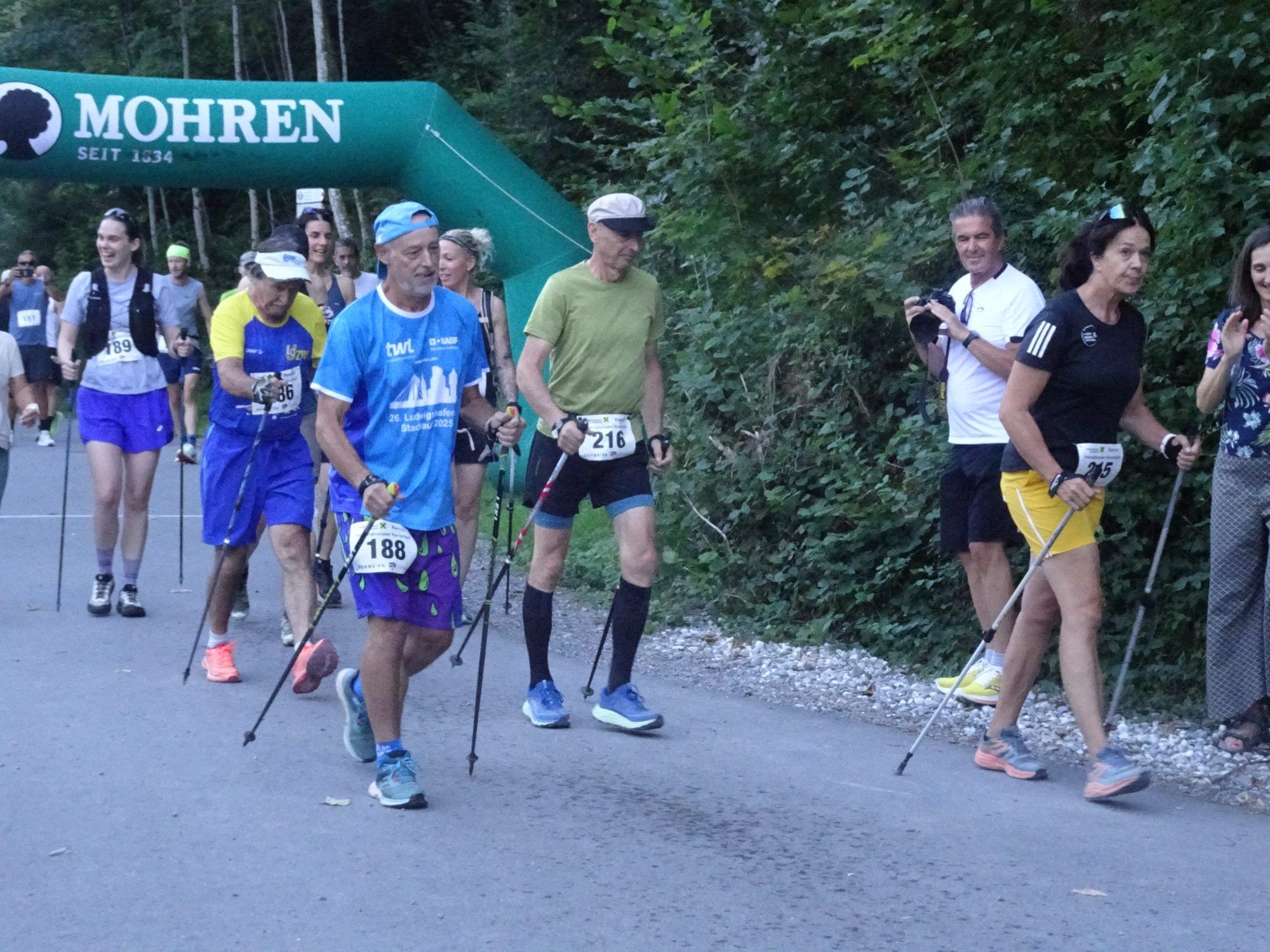 Die Nordic Walking Klasse startete zuerst. 
