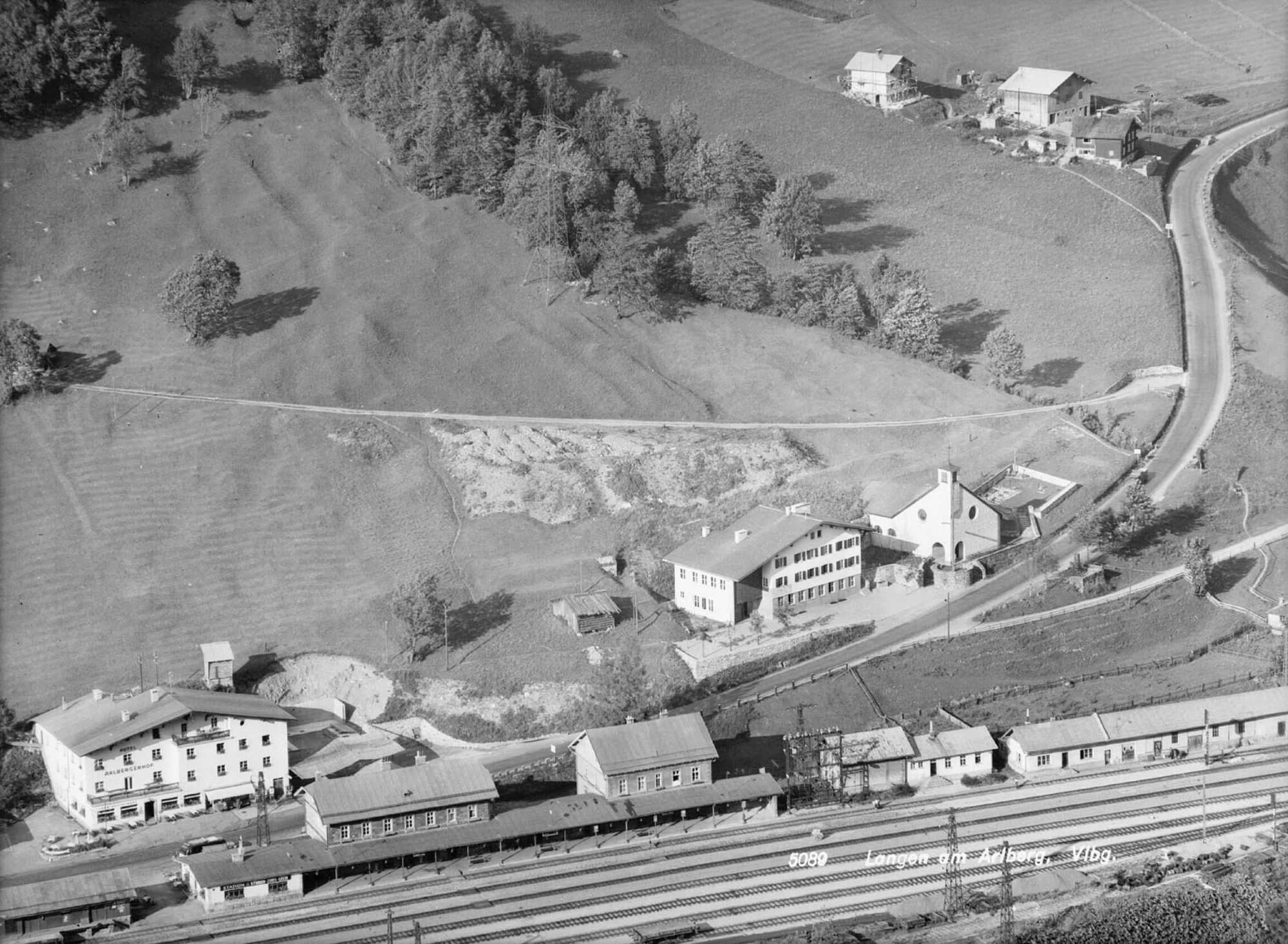 Langen am Arlberg mit Schule und Kirche