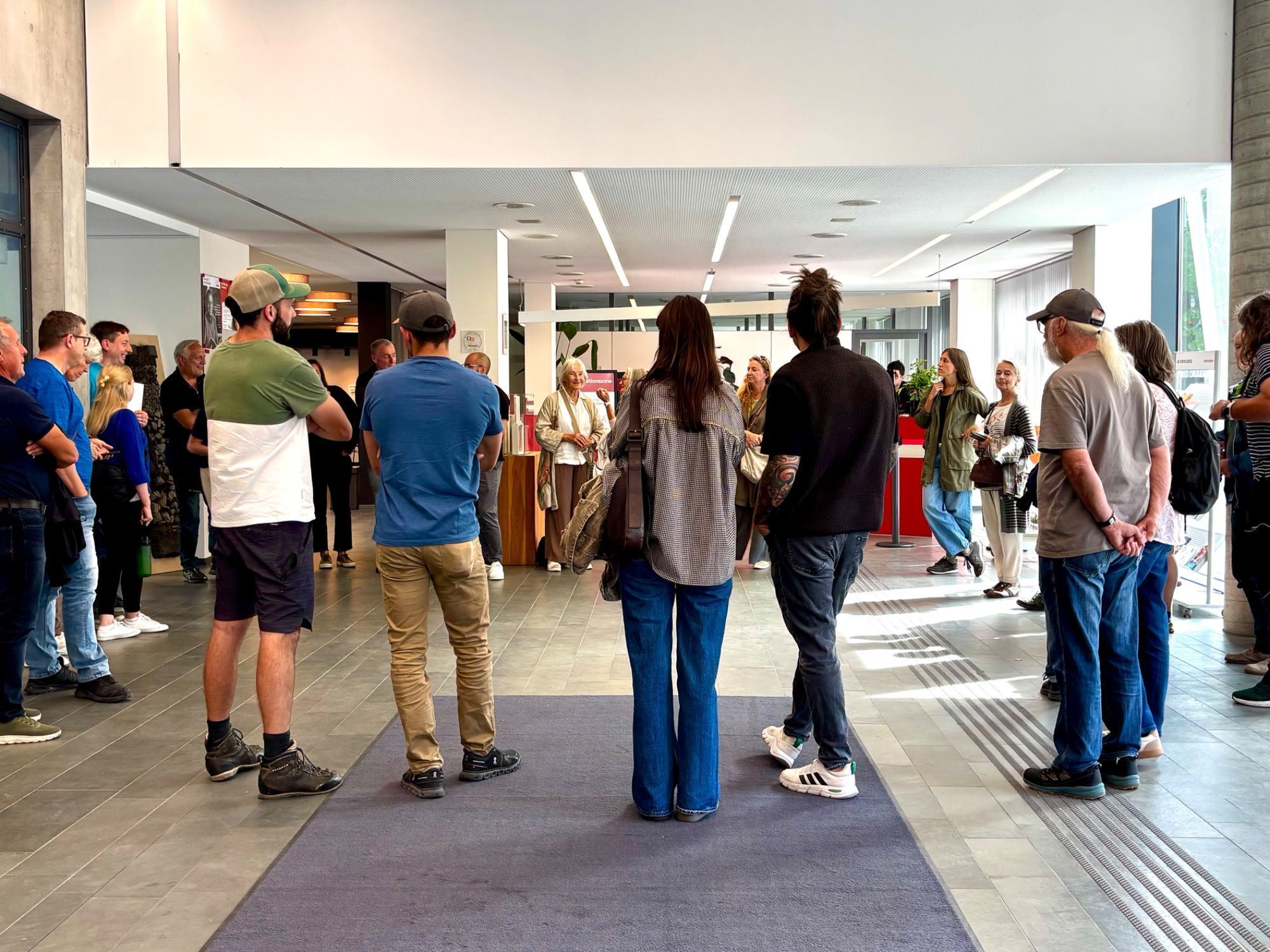 Teilnehmer am Stadtspaziergang trafen sich im Foyer der AK Feldkirch.