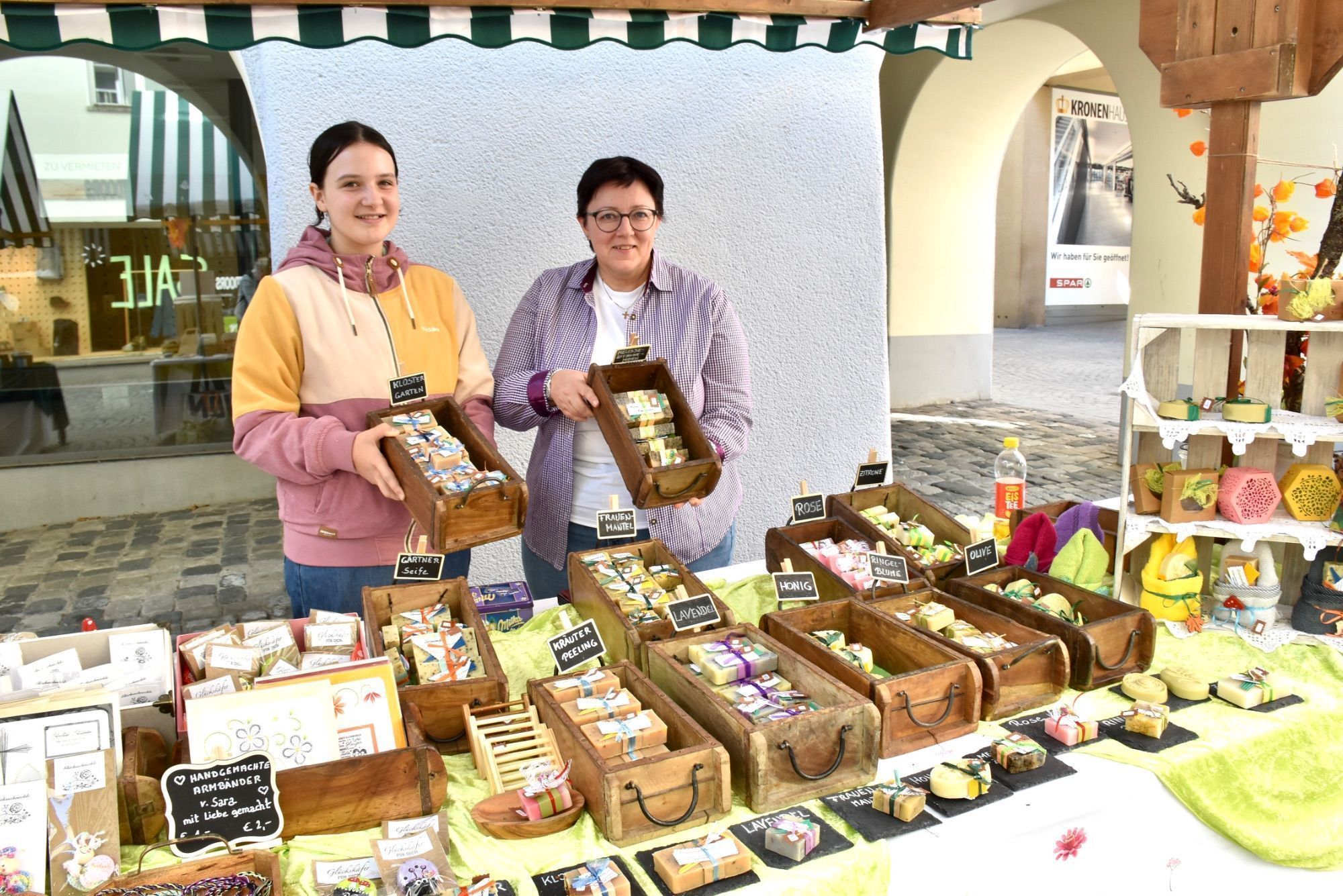 Sara Hörburger und Priska Tomaselli am Markt.