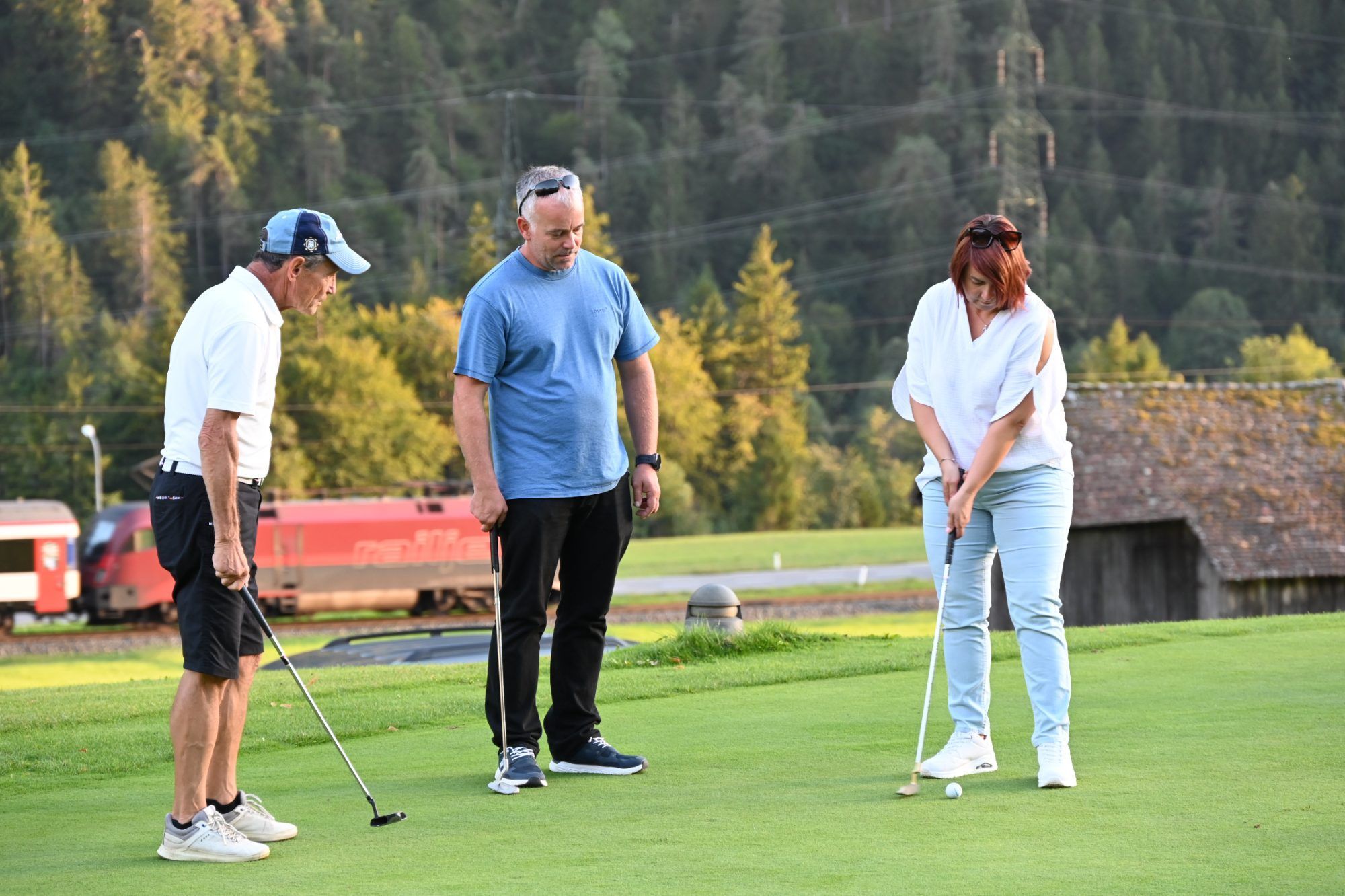 Die Unternehmer versuchten sich im Golfspiel.