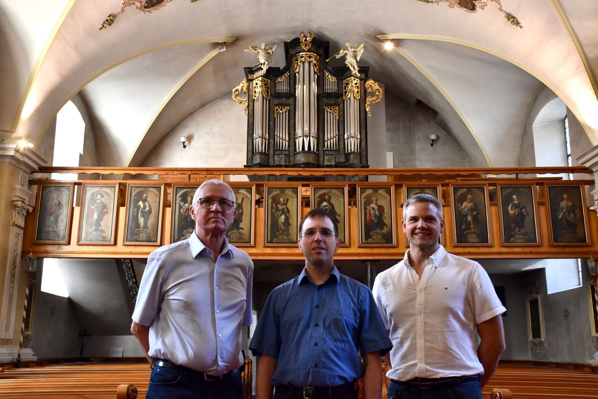 Markus Felbermayer (Musikfestival Montafoner Resonanzen), Domorganist Johannes Hämmerle und Thomas Schuler mit der St. Gallenkircher Kirchenorgel im Hintergrund.