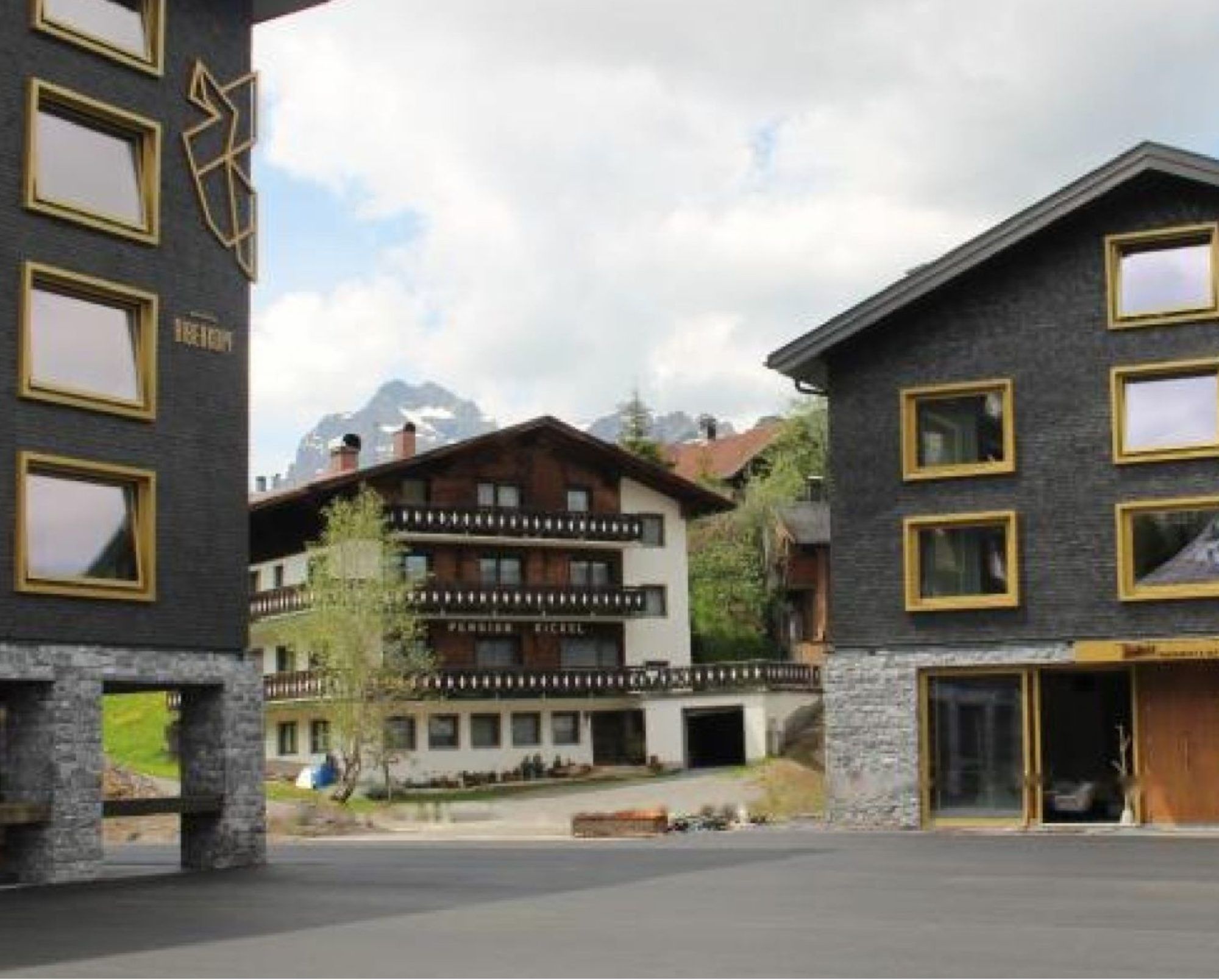 Nach Jahren großer Investitionen gab es heuer vergleichsweise starke Zurückhaltung. Eines der wenigen Großprojekte ist neben der Erweiterung in Reuthe der Neubau der früheren Pension Bickel (Bild), die 2020 geschlossen und 2024/25 komplett abgerissen wurde.