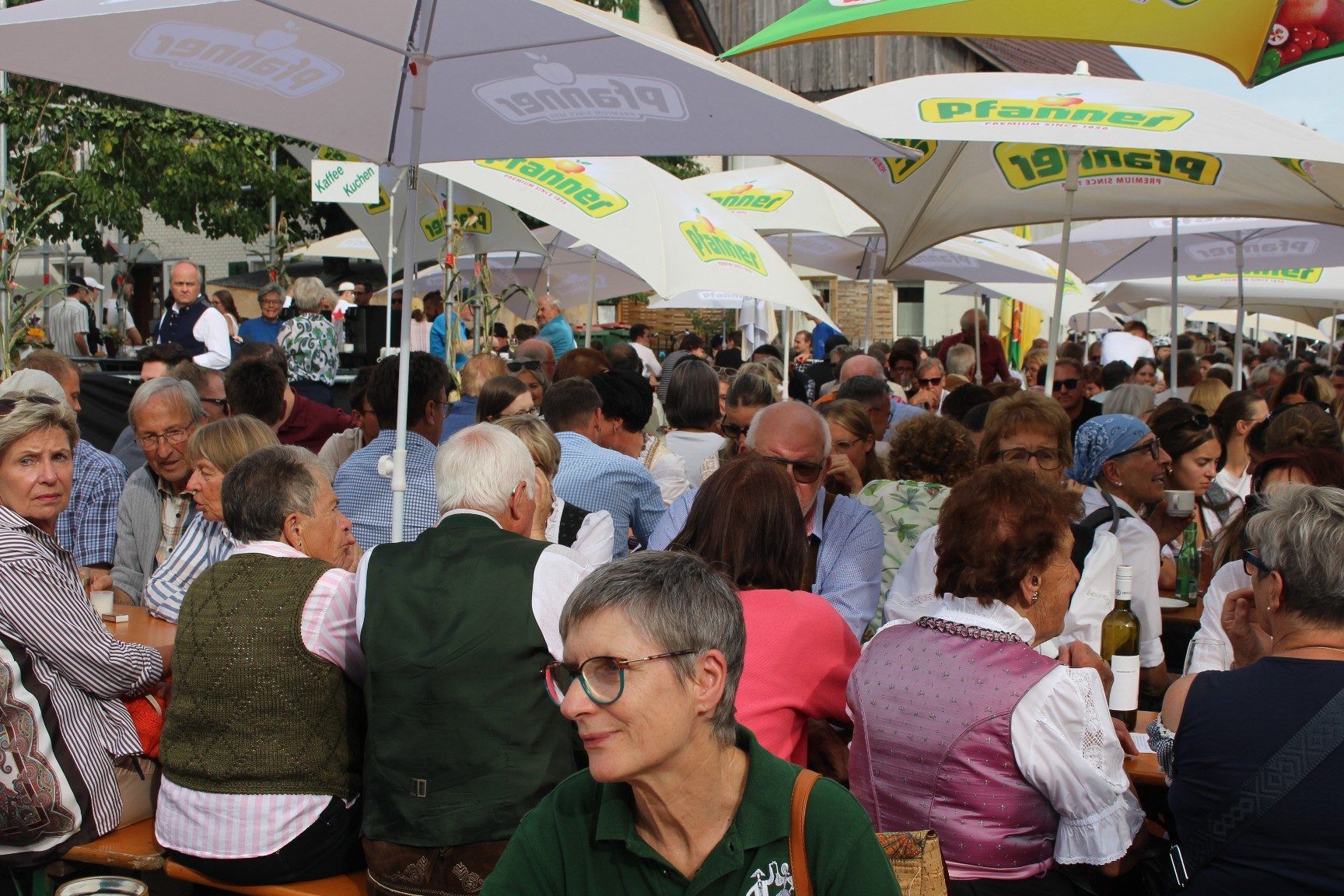 Volksfeststimmung bei Rekordbesuch.