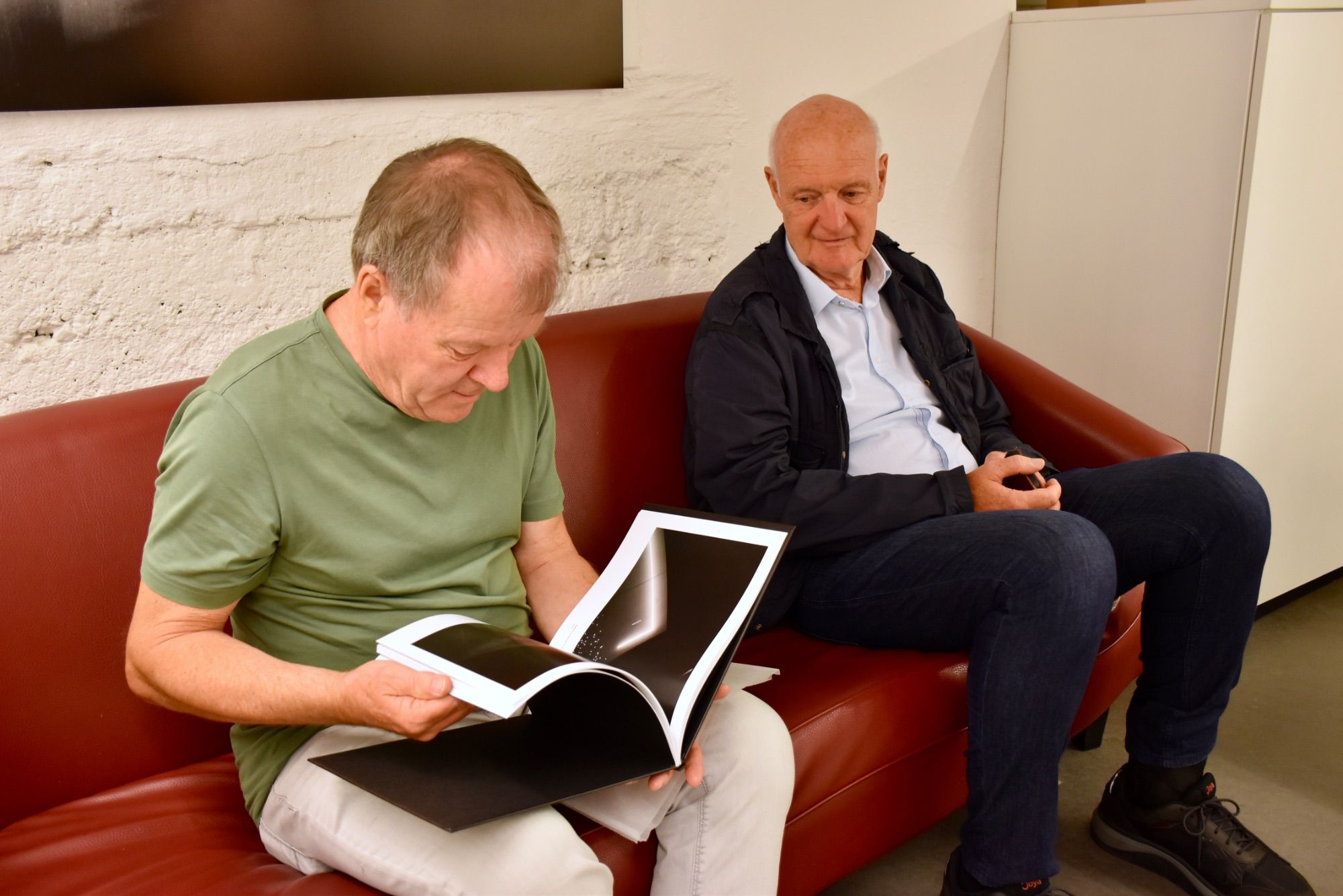 Zwei Kunstfotografen: Manfred Schlatter (l.) und Hermann Präg - hier in der MAP-Kellergalerie in Schruns.