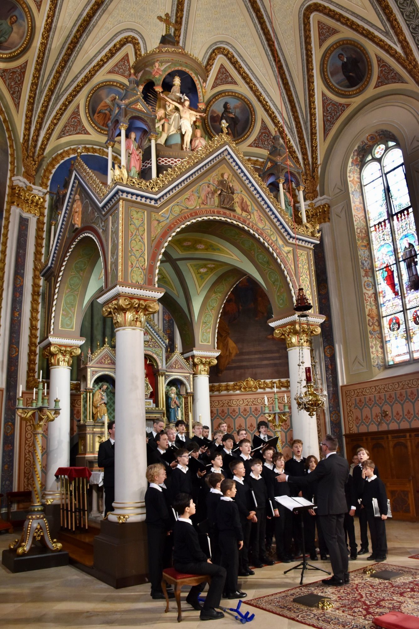 Gottesdienste in der Bischofskirche von Rottenburg musikalisch zu gestalten, ist für die Domsingknaben nicht nur eine höchst ehrenvolle, sondern auch die Hauptaufgabe. Hier: Münster in Schruns.