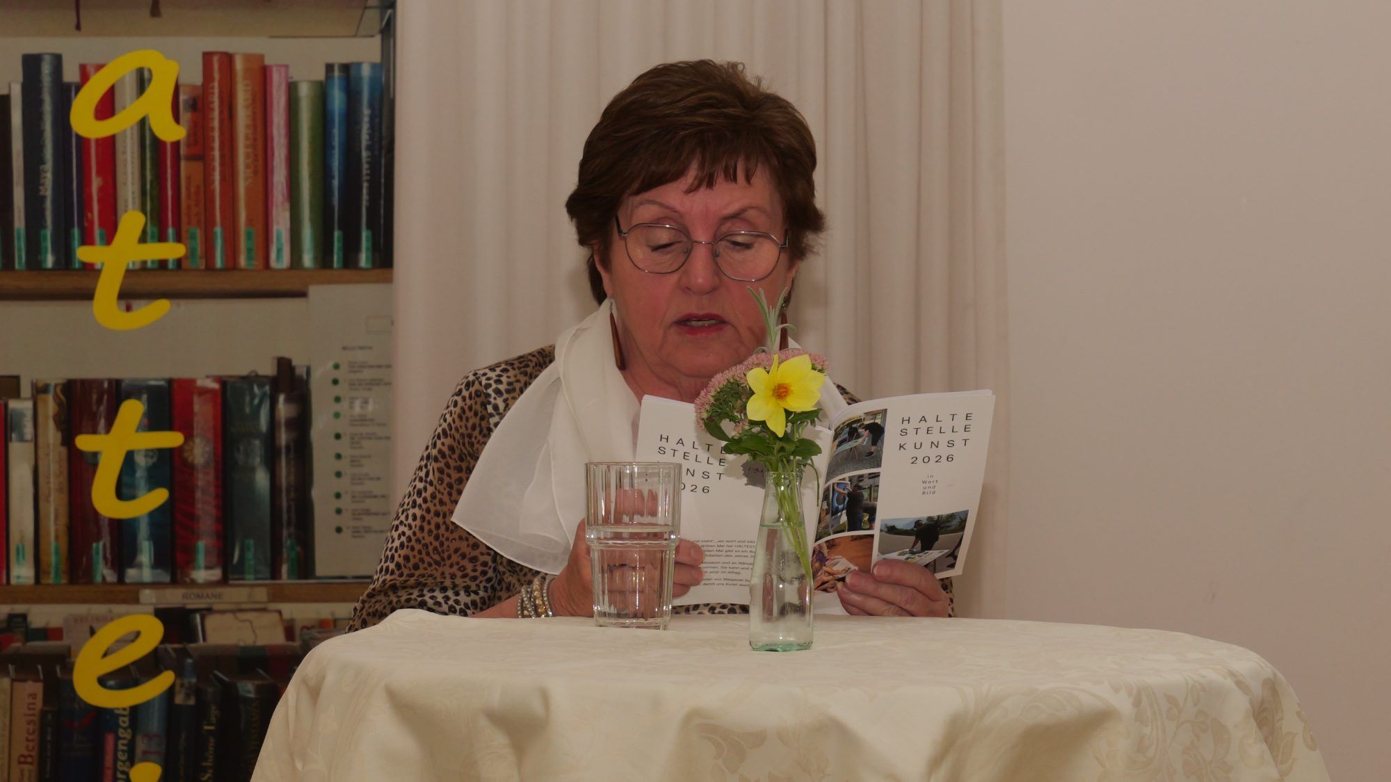 Anni Mathes aus Bludesch las zum Gemälde von Helga Gehrmann.