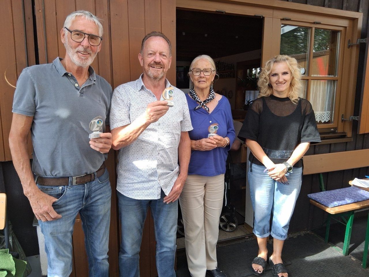 Organisator Armin Wille, Manfred Müller, Ehrentraud Zuchristian und Drazana Malinovic im Eissportverein-Stüble.