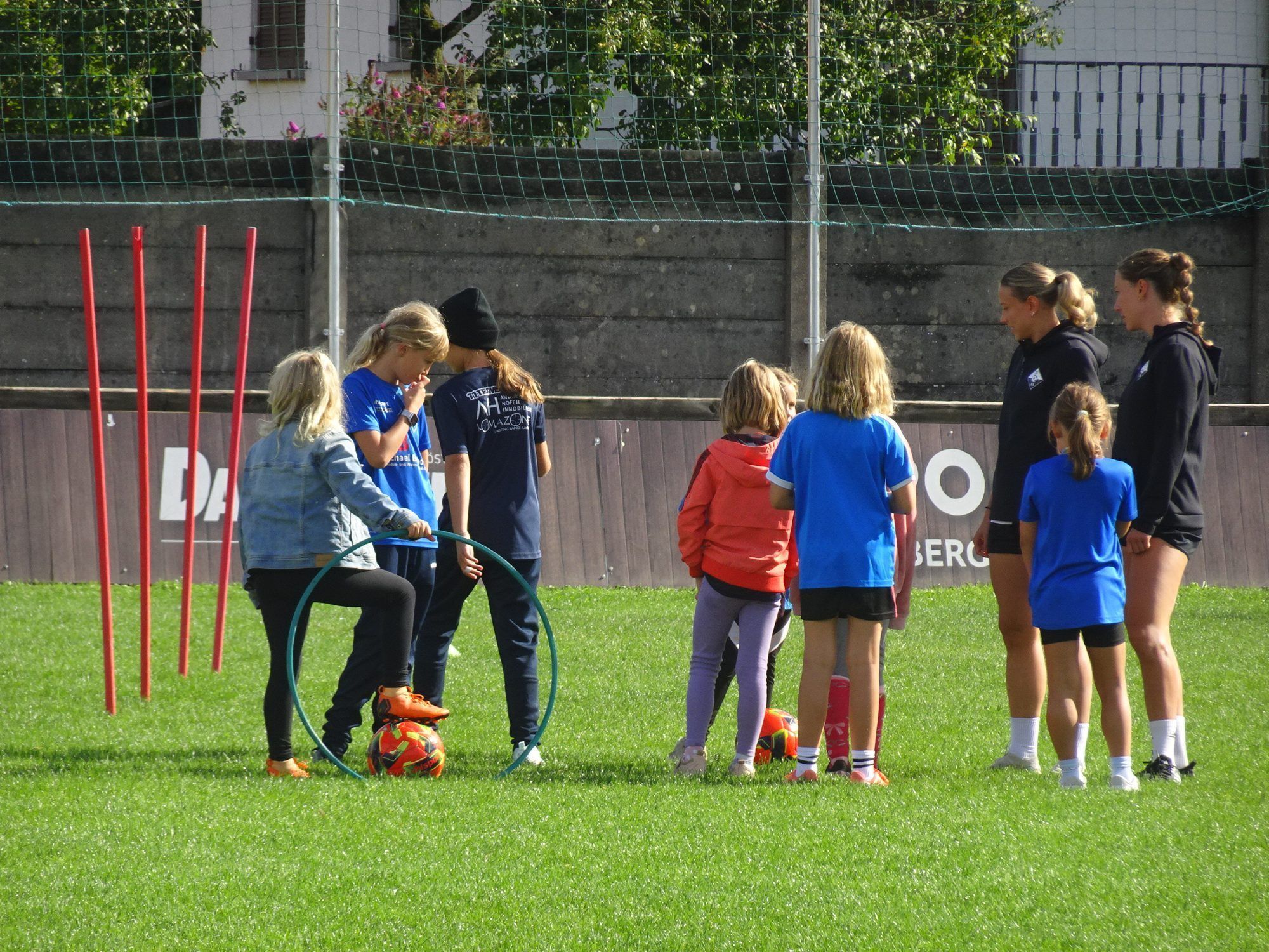 Nach dem Lernen geht es für die Kinder auf den Sportplatz und umgekehrt. 