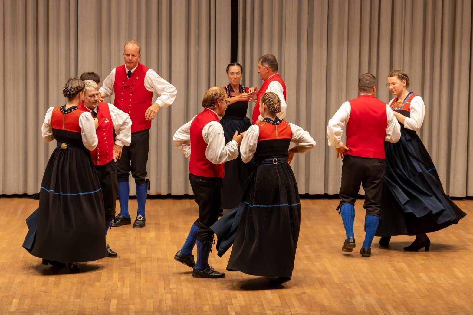 Die Tanzpaare des jubilierenden Vereins zeigten auf der Bühne ihr Können.