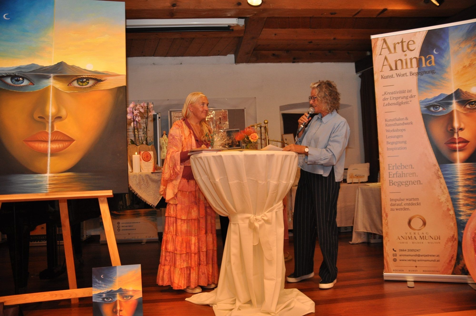 3. Veranstalterin und Autorin Dr. Anja Dreier und Moderatorin Sabine Hietz bei der Vorstellung der Vernissage
