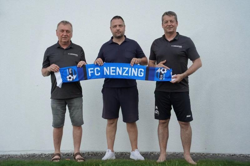 Daniele Polverino hat in Nenzing frischen Wind reingebracht. Im Bild mit Norbert Burtscher und Reinhard Gantner. Verein FC Nenzing