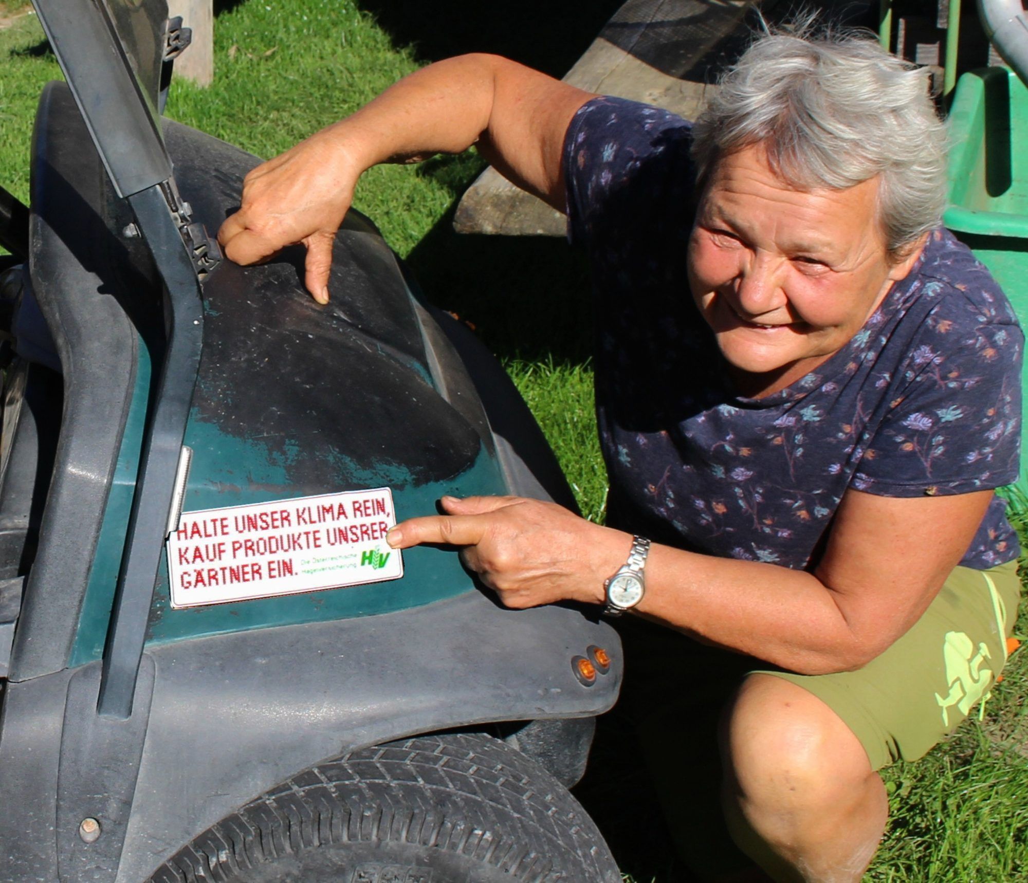Humor stellt Isabella auch mit einem Kleber auf ihrem modifizierten Golfmobil unter Beweis. Der Reim ist zwar etwas holprig, die Aussage trifft den Nagel aber auf den Kopf,