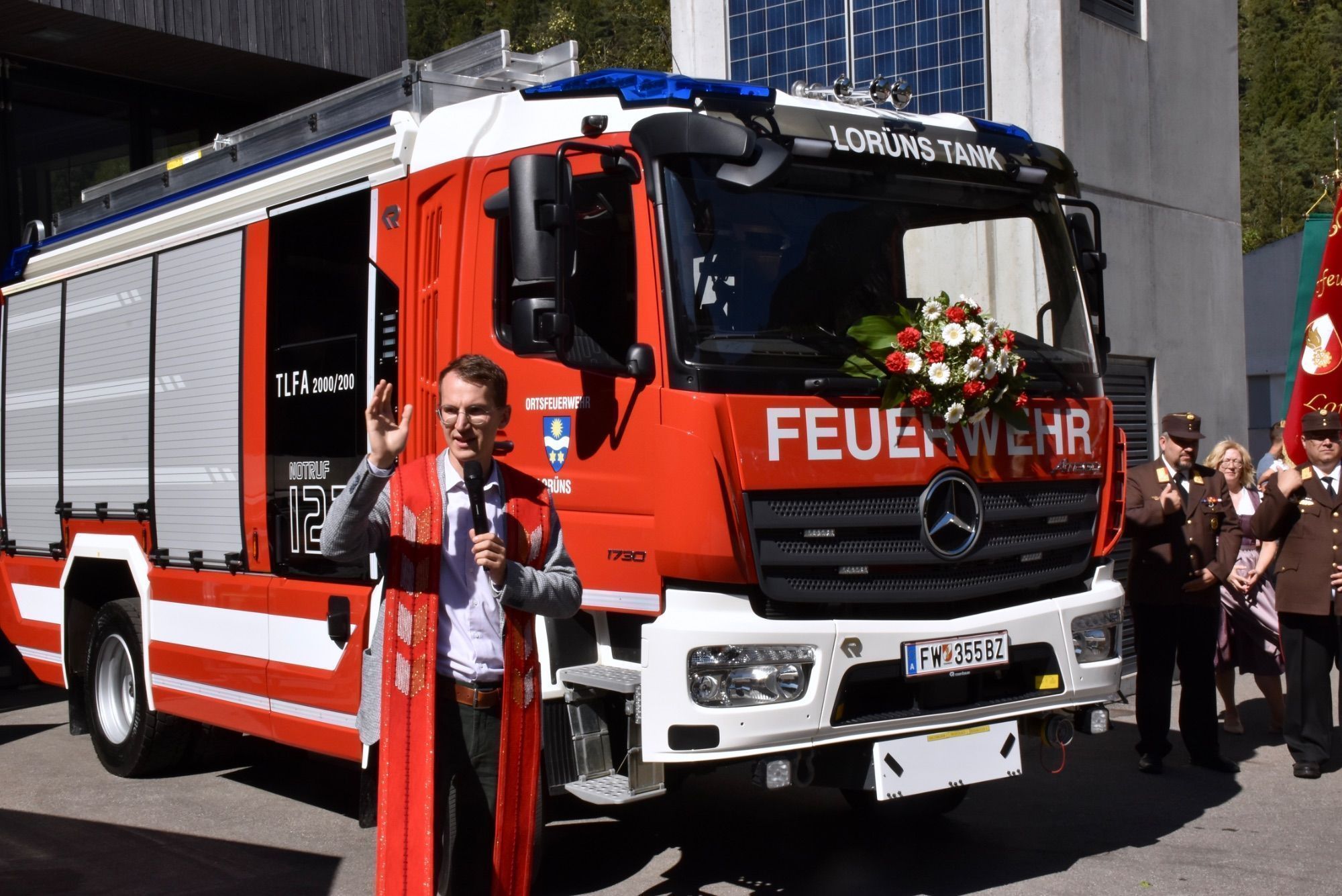 Kaplan Jakob Geier segnete das neue Tanklöschfahrzeug und alle Anwesenden.