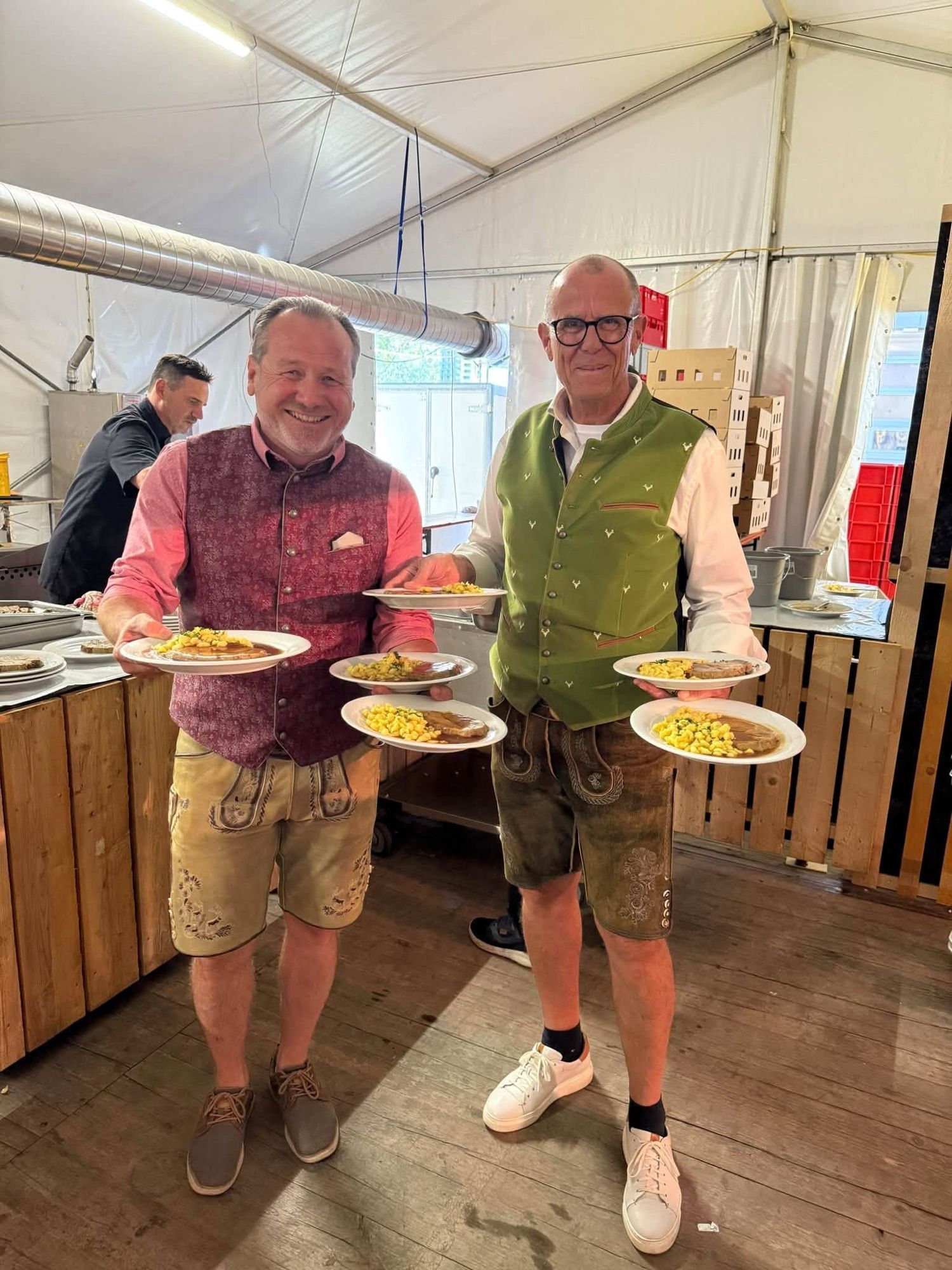 Die Bürgermeister servierten das Mittagessen.