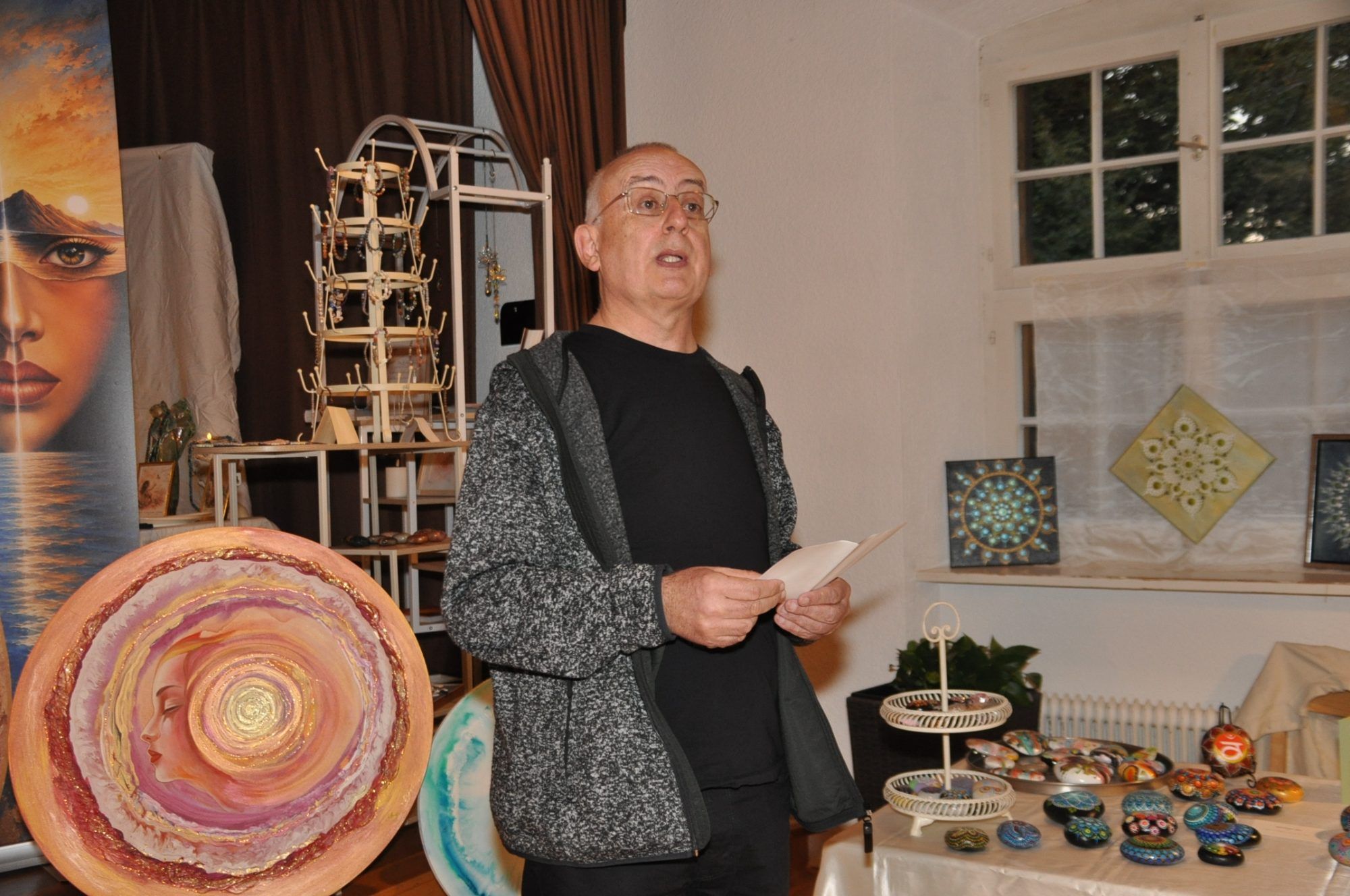 Probst Martin Werlen O.S.B. eröffnete die Vernissage und betont dabei auch das Kunstwerk Sprache
