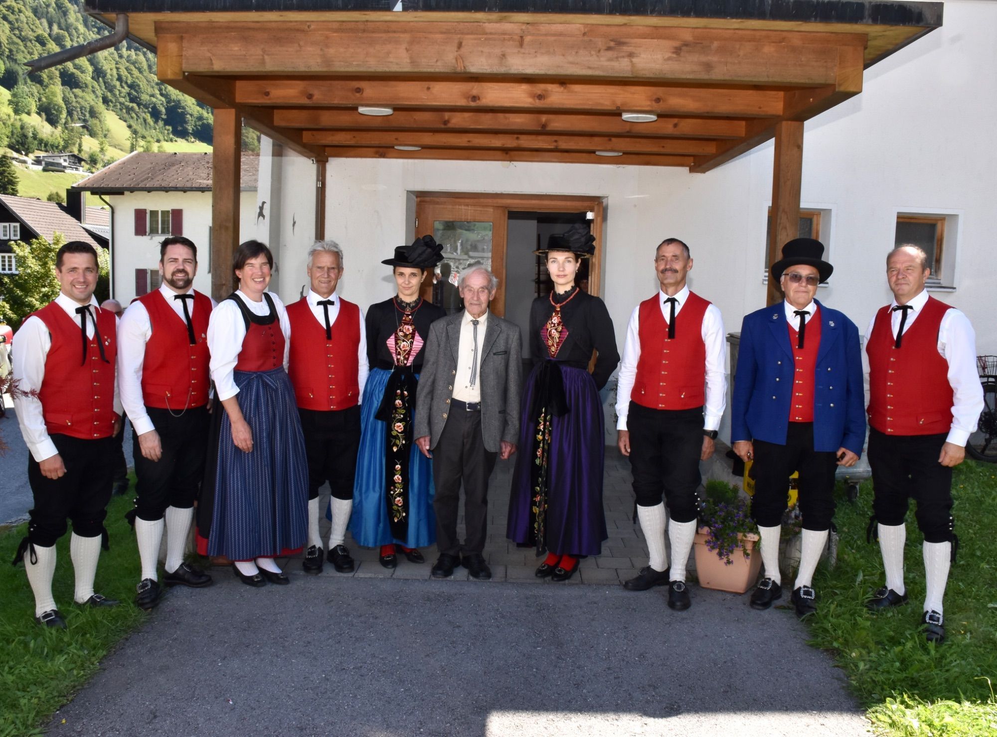 Einige Mitglieder der Bürgermusik Silbertal mit ihrem Gründungs- und Ehrenmitglied Lorenz Vallaster. Dritte von links: Monika Dönz-Breuß vom Pfarrgemeinderat Silbertal.