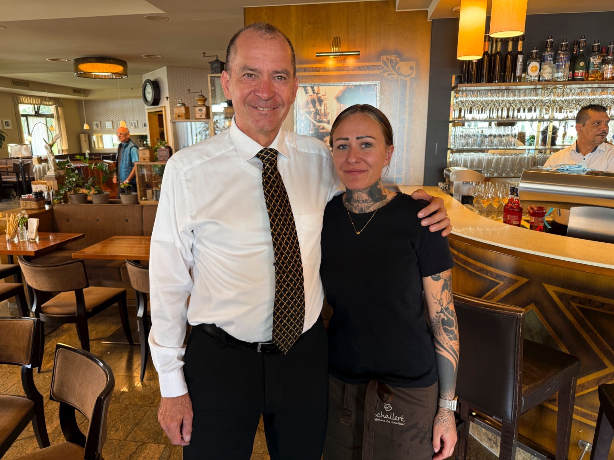 Dienstältester und Dienstjüngste im Traditionscafé: Harry Geist und Anna-Lena Loitz