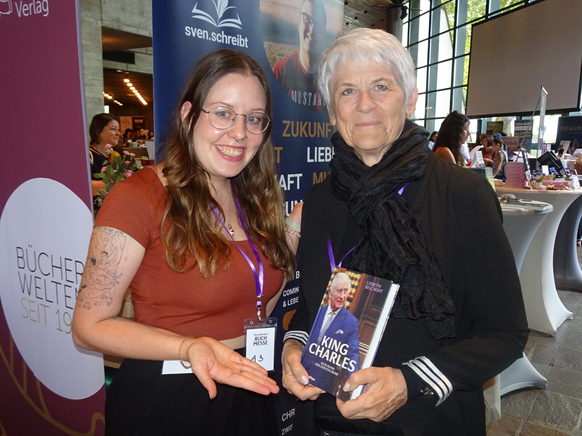 Katja Steiger (Amalthea Verlag) mit der royalen Expertin und Buchautorin Lisbeth Bischoff.