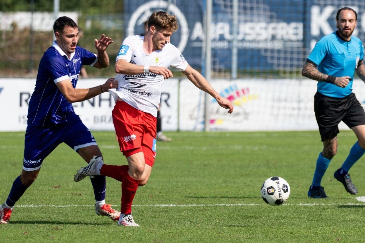 Derbyszenen Röthis gegen Dornbirn. VN-SERRA/8
