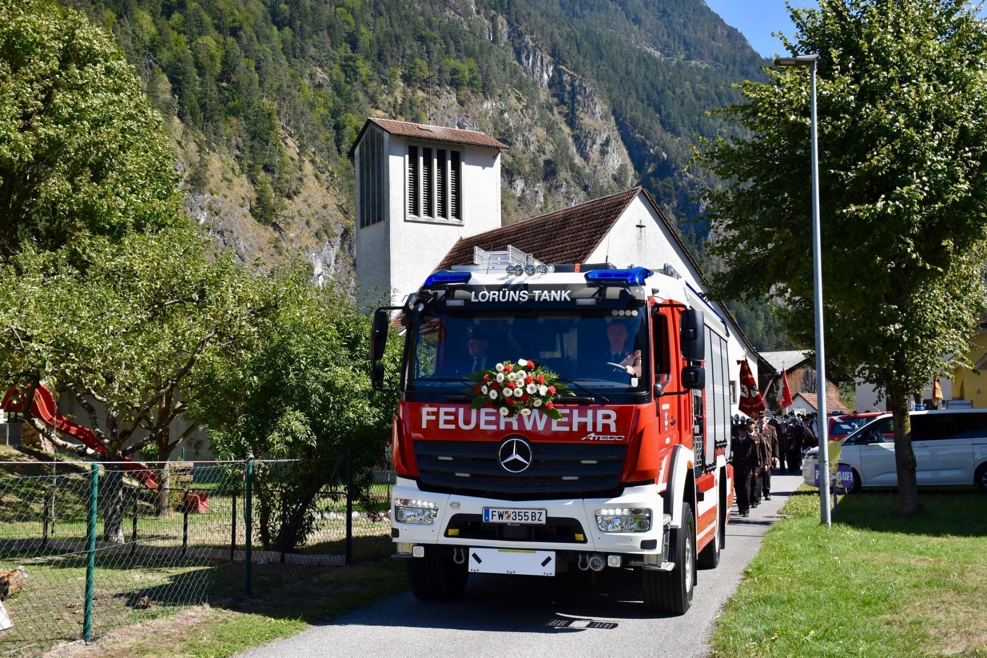 Das neue Tanklöschfahrzeug führte den Festumzug zum Feuerwehrgerätehaus an.