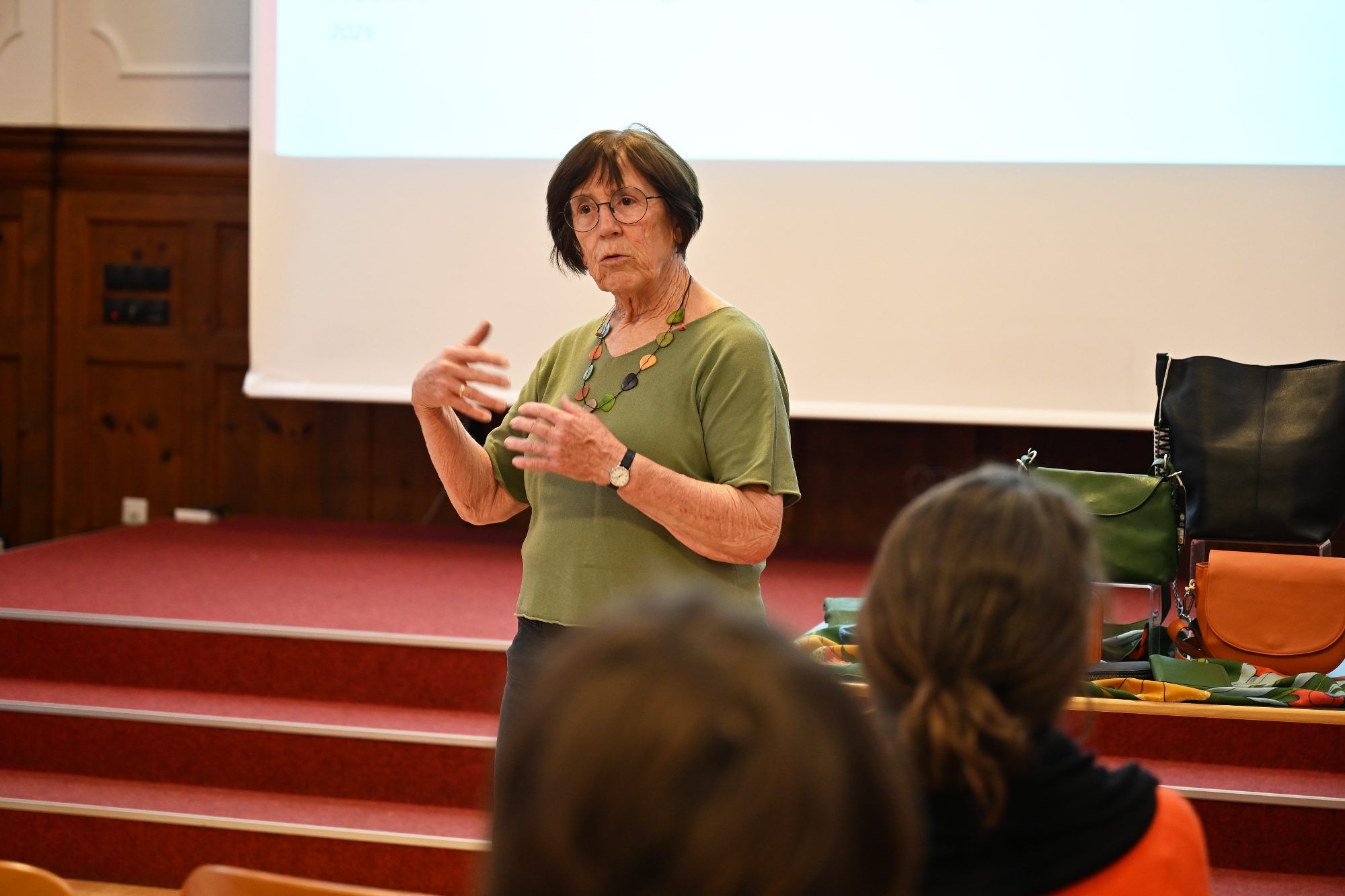 Gertraud Wohlgenannt, Obfrau des Vereins „Aktion Eine Welt“ begrüßte die Gäste und stellte den Referenten vor.