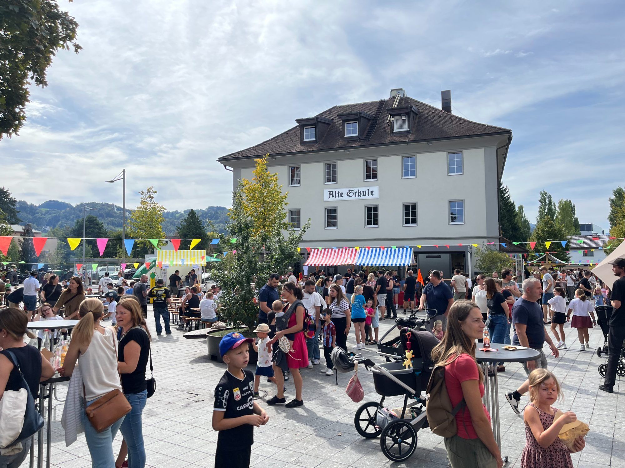 Zahlreiche Familien strömten ins Höchster Zentrum.