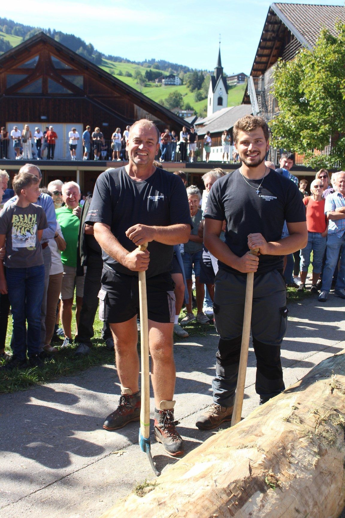 Manche – etwa Michael Dünser und Michael Muxel – hatten sich so professionell vorbereitet, dass sie mit eigenen T-Shirts mit „1. Holzerbewerb Schwarzenberg 2026“ antraten.
