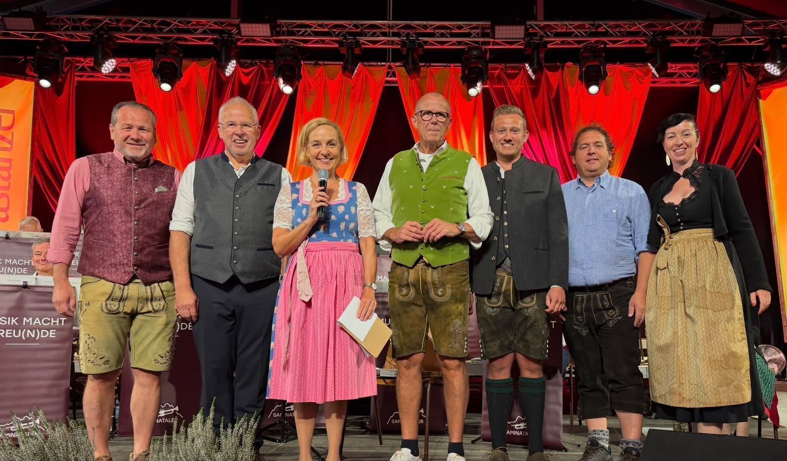 Fest-Eröffnung mit Bürgermeistern: Harald Witwer, Thomas Lampert, Heike Montperle (Moderation), Walter Gohm, Lukas Batlogg, Andreas Dobler, Veronika Duelli.
