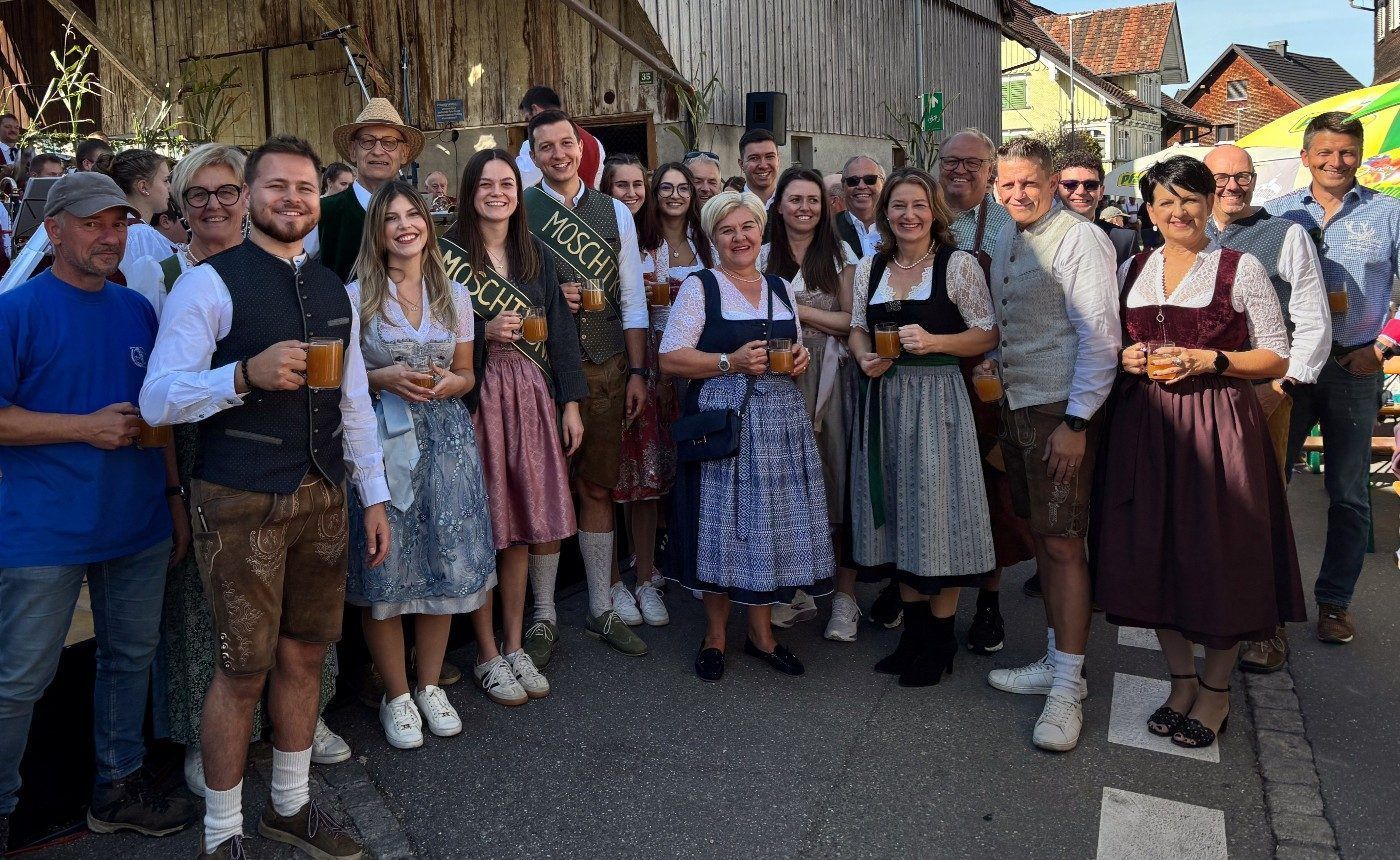 Die erste Runde aus dem Fass von Ehrenmitglied Eduard Schneider ging an die Fäscht-Prominenz.