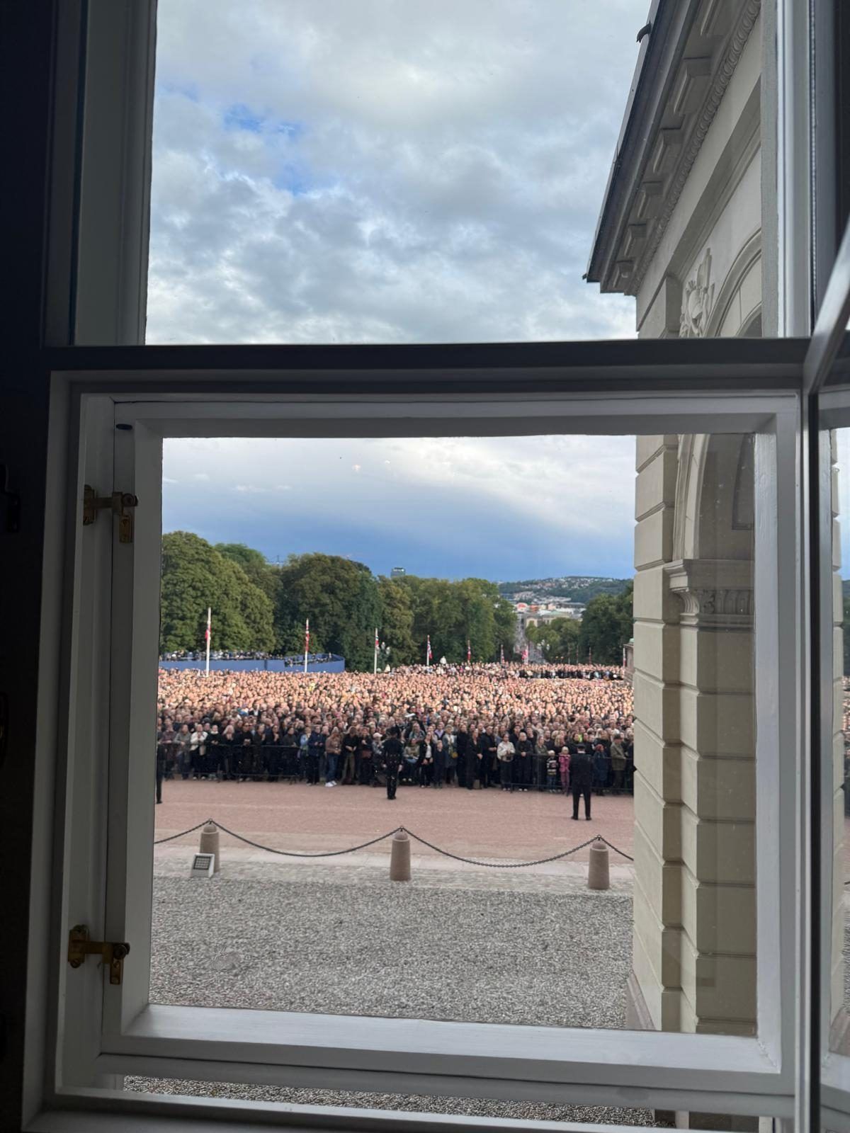Ein Blick aus dem Schloss-Fenster auf die beeindruckende Menschenmenge, die auf ihren neuen König wartete.