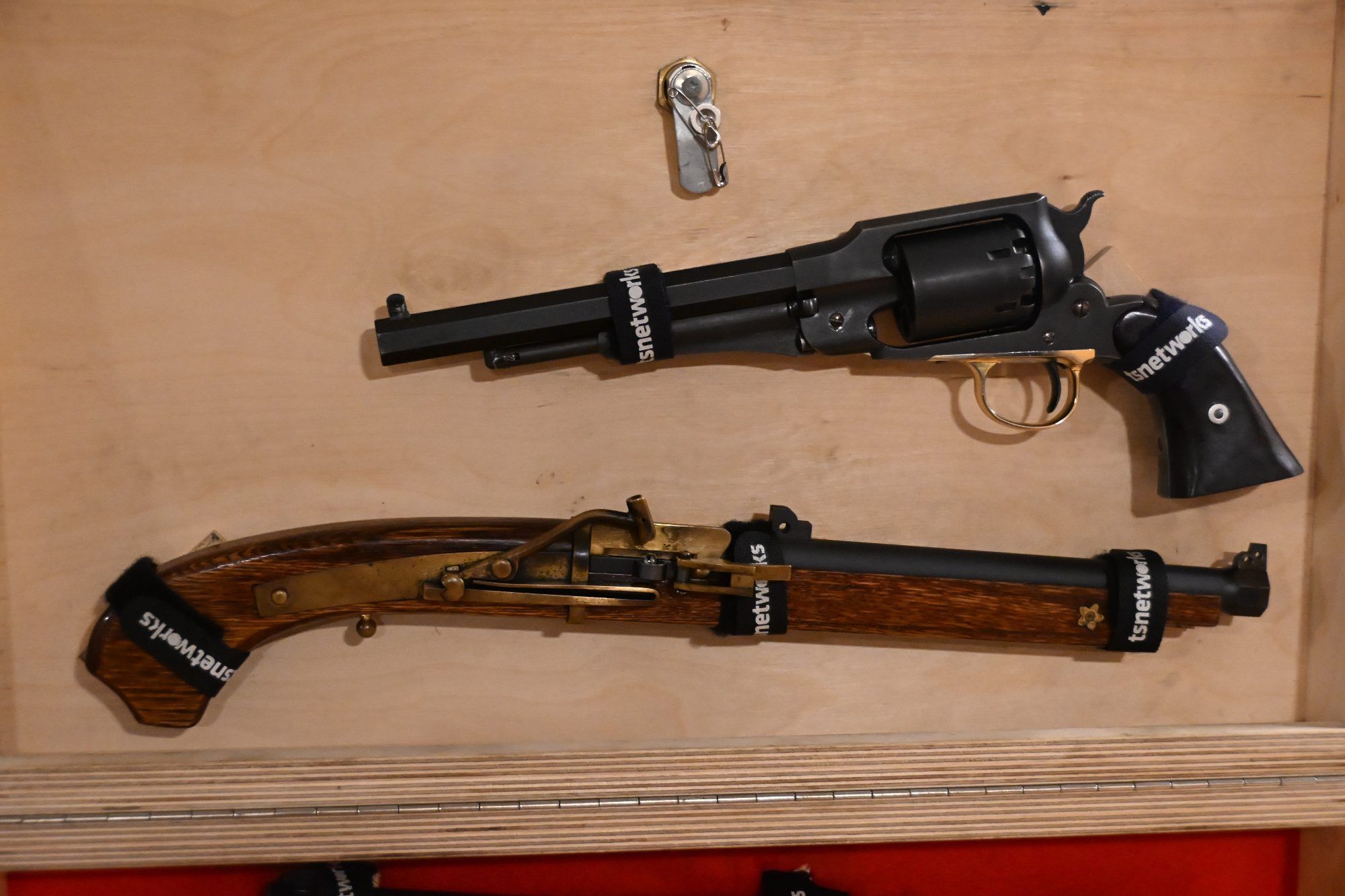 oben: Remington Perkussionsrevolver für WM Silber; unten Luntenschlosspistole