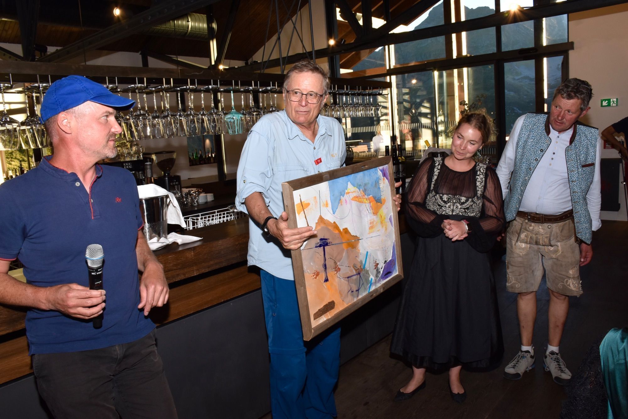 Roland Haas mit dem Kunstwerk für das Nova-Stoba-Team.