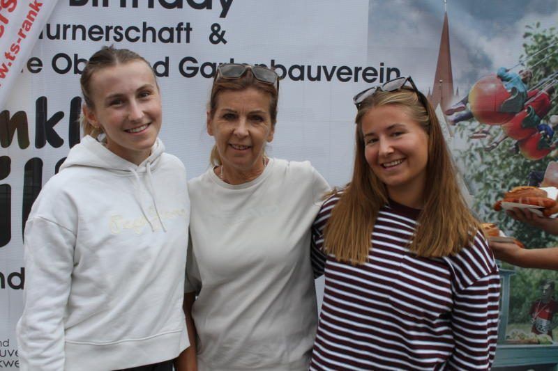 Anita Wachter mit Amanda und Angelina Salzgeber.