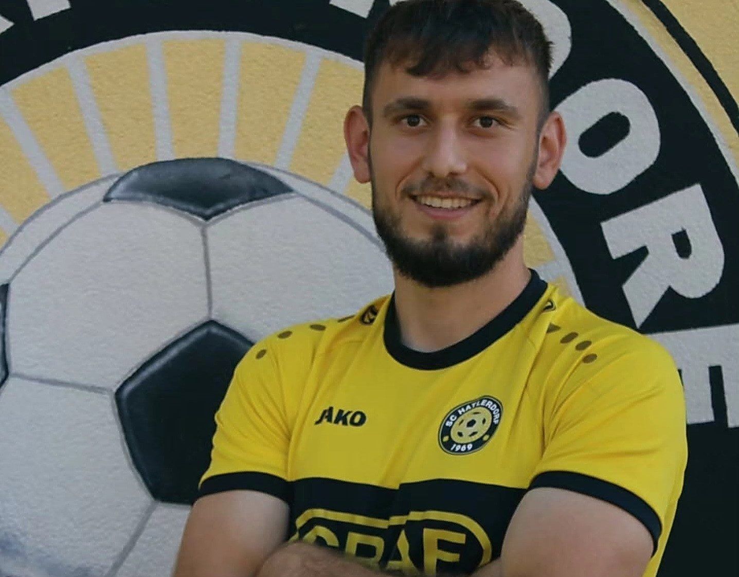 Doppelrolle für Ali Chadshimuradov in Hatlerdorf. VEREIN