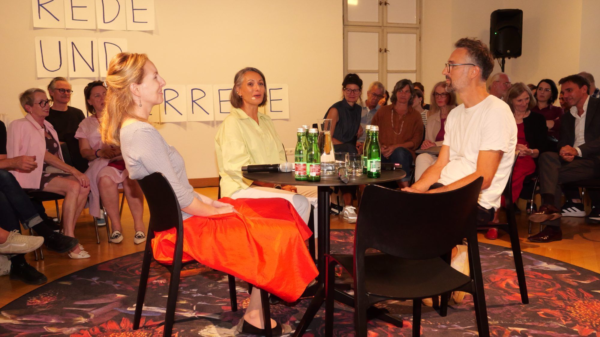 Experten im Gespräch:  Demokratieforscherin Dr. Tamara Ehs sowie Tobias Fend von Café Fuerte Theater sprachen über Erfahrungen mit Demokratie.