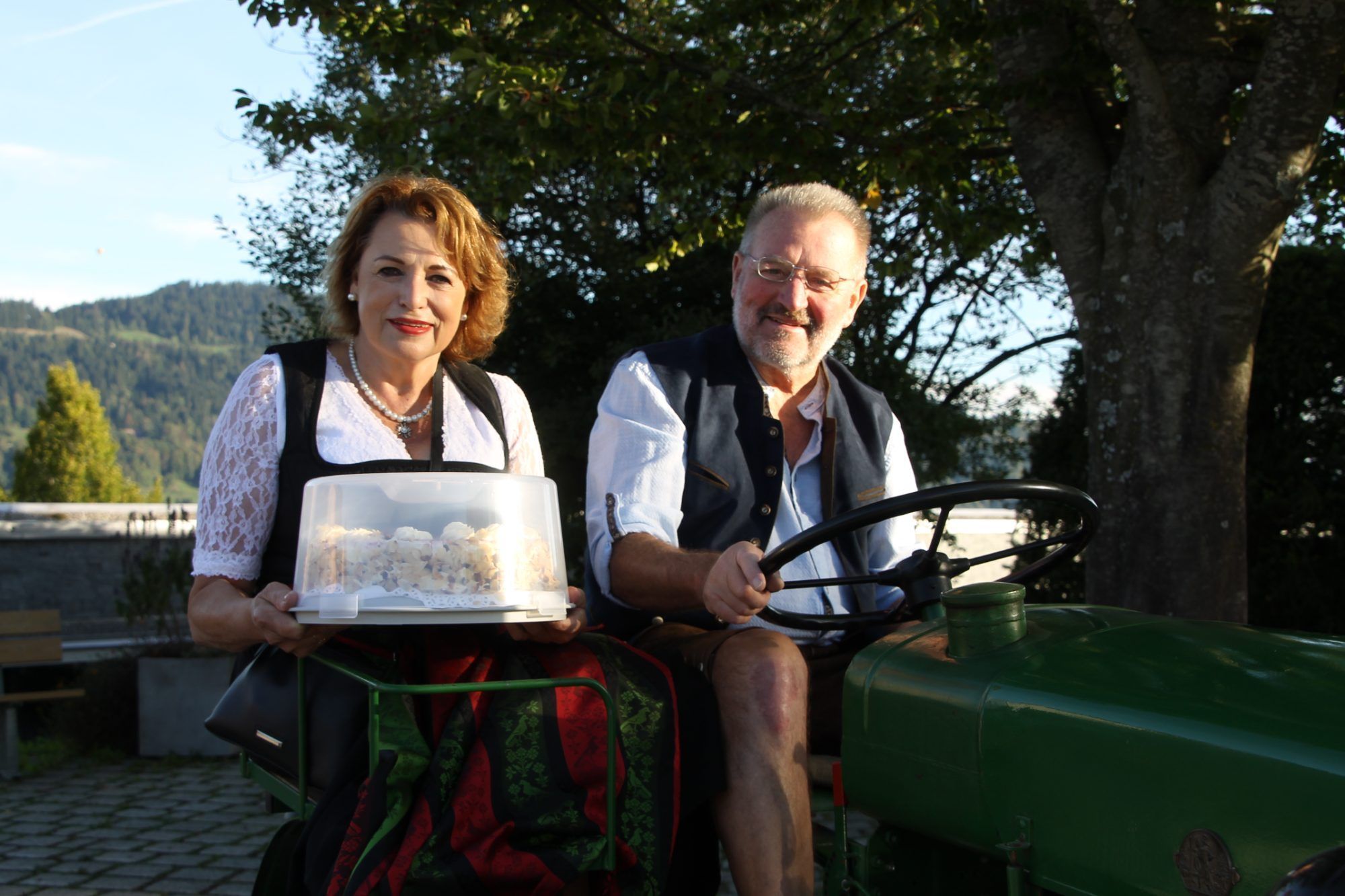 Vesna und Gerhard gratulierten mit einer schmackhaften Torte zum Priesterjubiläum.
