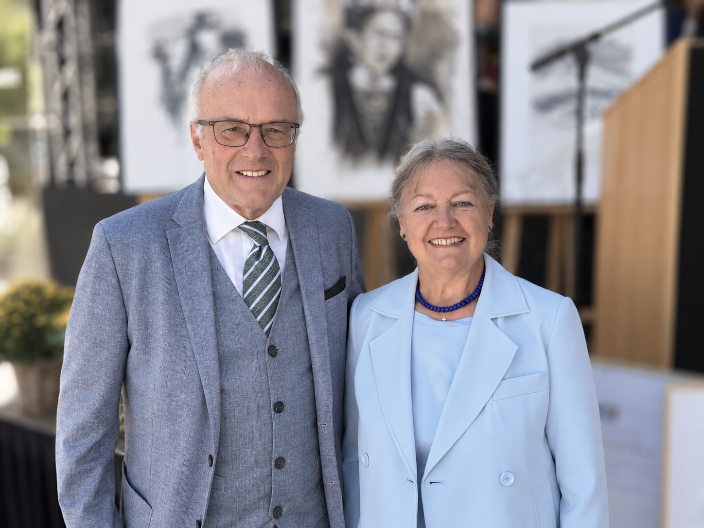 Laudator Professor Reinhard Haller mit Angelika.