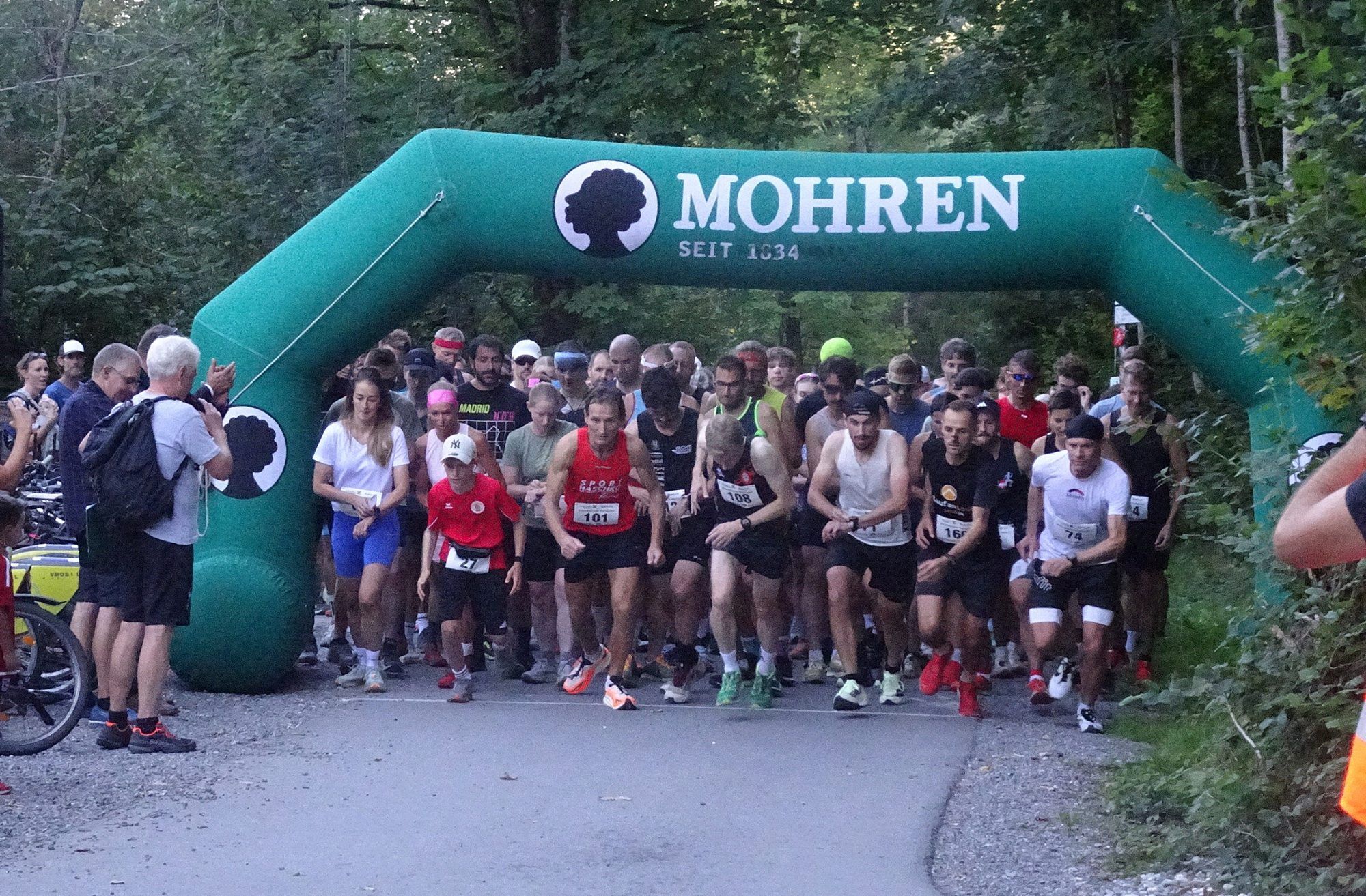 Punkt 18.00 Uhr erfolgte der Startschuss zum 23. Internationalen Karrenlauf. 